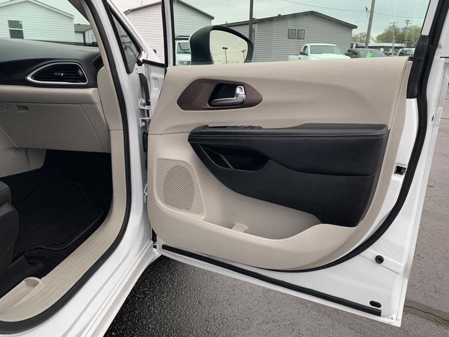 2022 WHITE /BLACK Chrysler Voyager LX (2C4RC1CG7NR) with an 3.6L V6 DOHC 24V engine, Automatic transmission, located at 506 S. Kingshighway, Cape Girardeau, MO, 63703, (573) 235-5000, 37.294991, -89.553635 - 2022 Chrysler Voyager LX One Owner 79,xxx miles CarPlay Heated Seats Heated Steering Wheel Power sliding doors Bluetooth Cruise Backup Camera We have financing available and we accept trades! Fill out a credit application on our website or come by today! If you have any questions, give - Photo#10