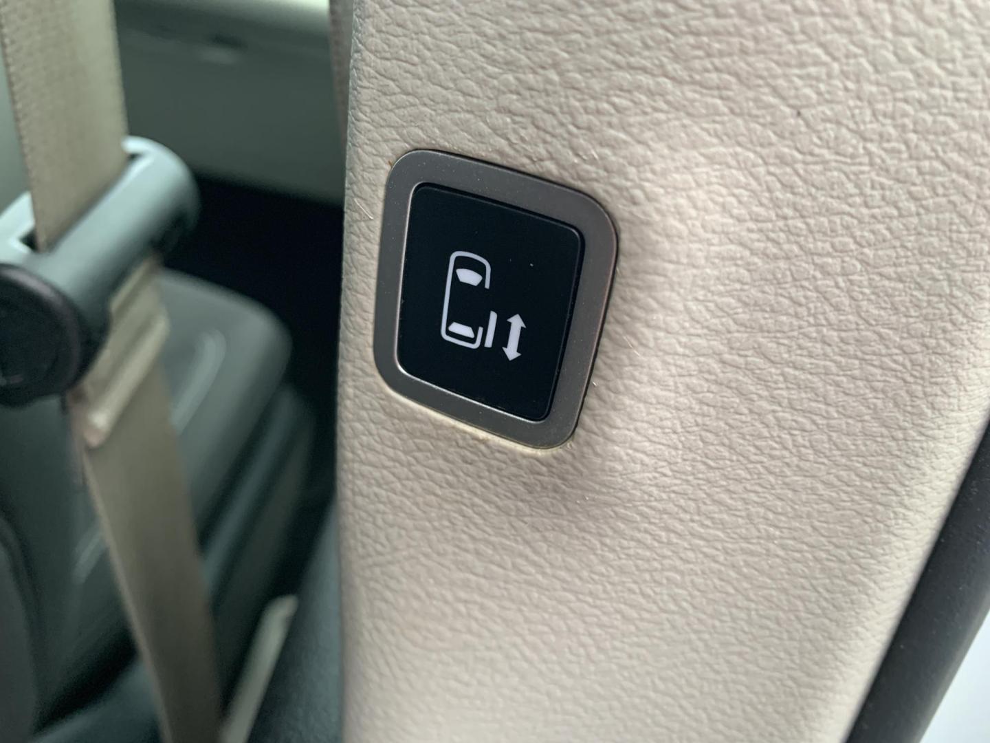 2022 WHITE /BLACK Chrysler Voyager LX (2C4RC1CG7NR) with an 3.6L V6 DOHC 24V engine, Automatic transmission, located at 506 S. Kingshighway, Cape Girardeau, MO, 63703, (573) 235-5000, 37.294991, -89.553635 - 2022 Chrysler Voyager LX One Owner 79,xxx miles CarPlay Heated Seats Heated Steering Wheel Power sliding doors Bluetooth Cruise Backup Camera We have financing available and we accept trades! Fill out a credit application on our website or come by today! If you have any questions, give - Photo#14