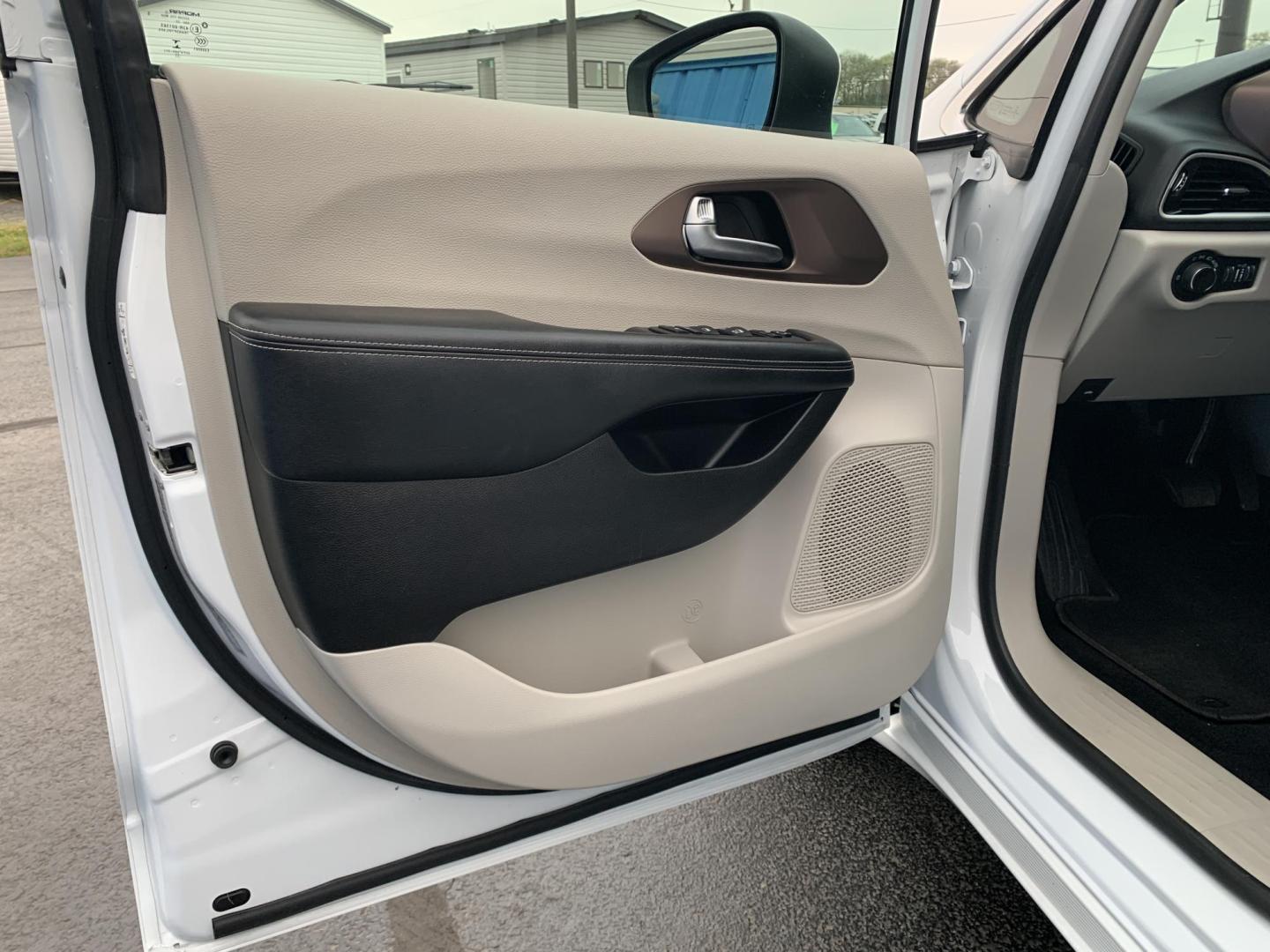 2022 WHITE /BLACK Chrysler Voyager LX (2C4RC1CG7NR) with an 3.6L V6 DOHC 24V engine, Automatic transmission, located at 506 S. Kingshighway, Cape Girardeau, MO, 63703, (573) 235-5000, 37.294991, -89.553635 - 2022 Chrysler Voyager LX One Owner 79,xxx miles CarPlay Heated Seats Heated Steering Wheel Power sliding doors Bluetooth Cruise Backup Camera We have financing available and we accept trades! Fill out a credit application on our website or come by today! If you have any questions, give - Photo#18
