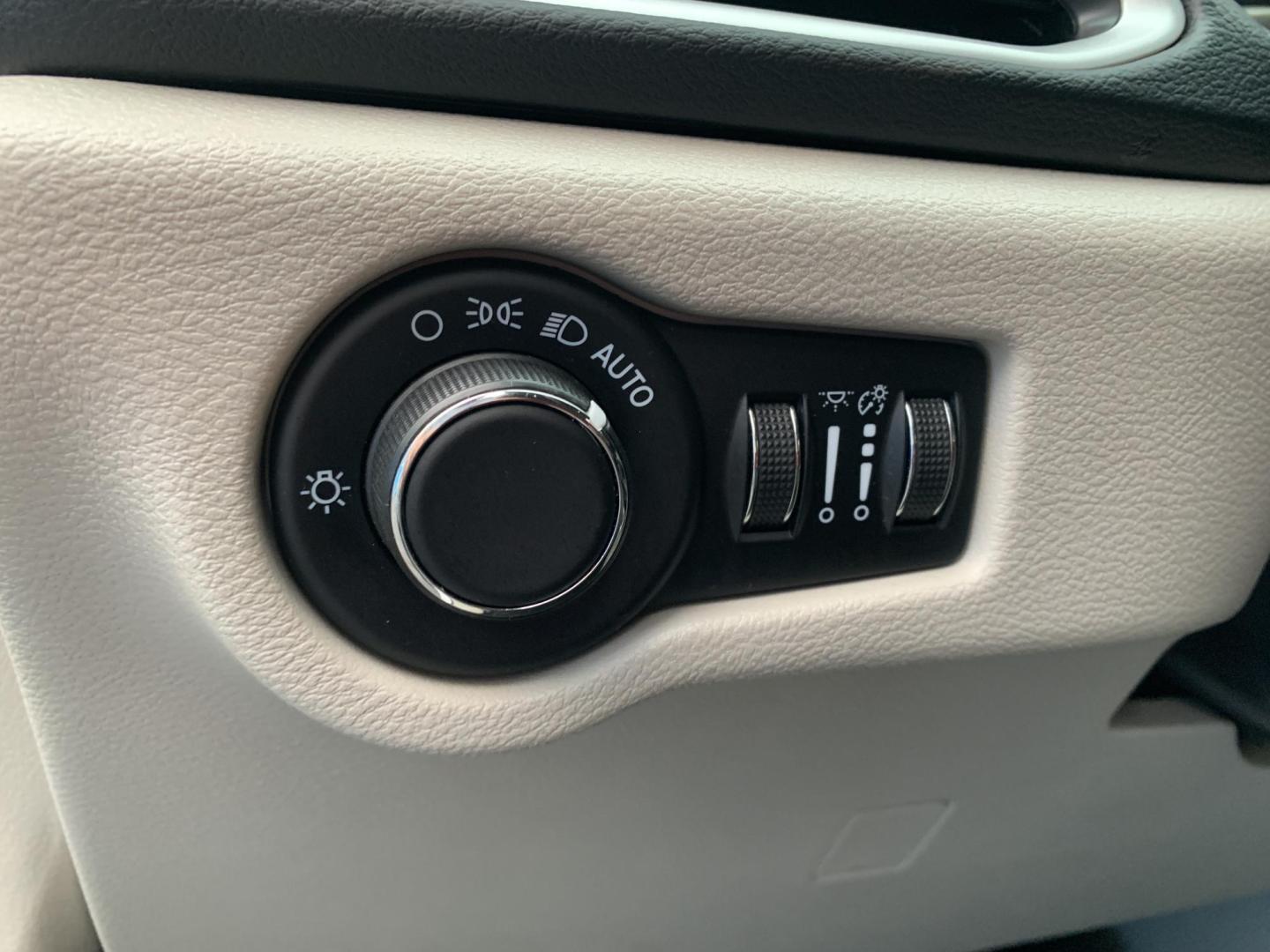 2022 WHITE /BLACK Chrysler Voyager LX (2C4RC1CG7NR) with an 3.6L V6 DOHC 24V engine, Automatic transmission, located at 506 S. Kingshighway, Cape Girardeau, MO, 63703, (573) 235-5000, 37.294991, -89.553635 - 2022 Chrysler Voyager LX One Owner 79,xxx miles CarPlay Heated Seats Heated Steering Wheel Power sliding doors Bluetooth Cruise Backup Camera We have financing available and we accept trades! Fill out a credit application on our website or come by today! If you have any questions, give - Photo#22