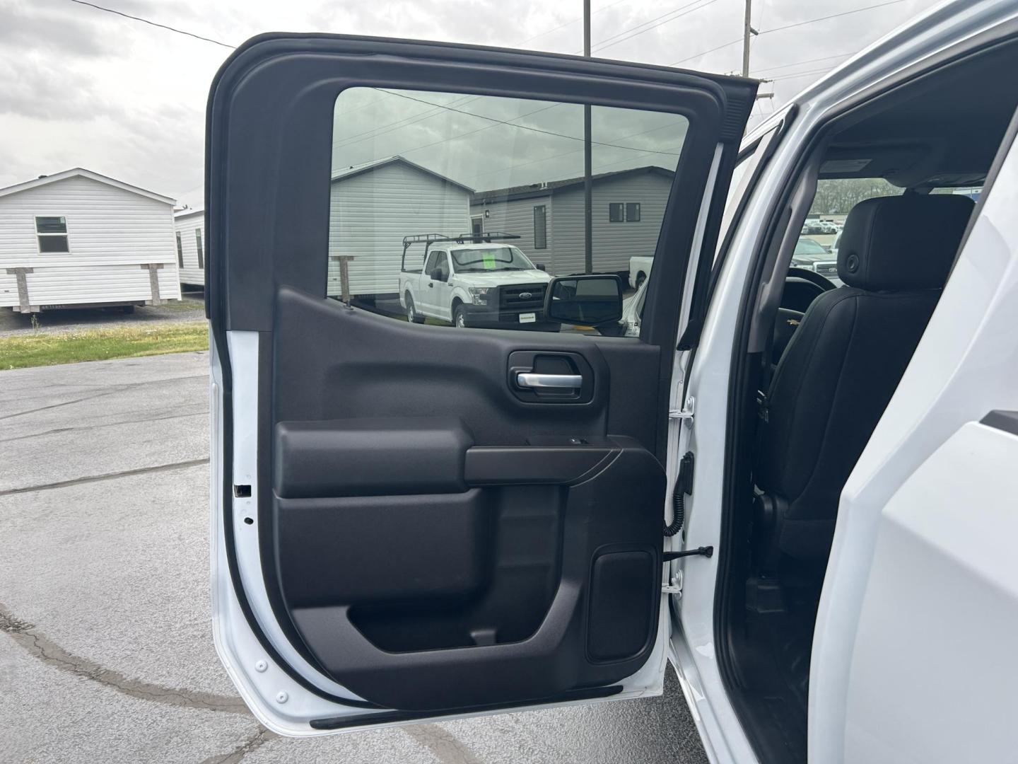 2020 WHITE /Black Chevrolet Silverado 1500 Work Truck Crew Cab Short Box 2WD (3GCPWAEF8LG) with an 5.3L V8 OHV 16V engine, 6A transmission, located at 506 S. Kingshighway, Cape Girardeau, MO, 63703, (573) 235-5000, 37.294991, -89.553635 - 2020 Chevrolet Silverado 1500 140xxx miles 5.3L V8 Automatic Power Driver Seat Backup Camera Bluetooth Cruise Power Windows/Locks/Mirrors We have financing available and we accept trades! Fill out a credit application on our website or come by today! If you have any questions, give us a c - Photo#15