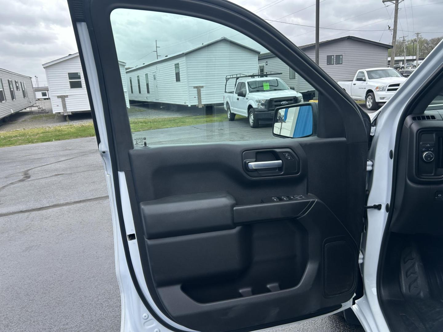 2020 WHITE /Black Chevrolet Silverado 1500 Work Truck Crew Cab Short Box 2WD (3GCPWAEF8LG) with an 5.3L V8 OHV 16V engine, 6A transmission, located at 506 S. Kingshighway, Cape Girardeau, MO, 63703, (573) 235-5000, 37.294991, -89.553635 - 2020 Chevrolet Silverado 1500 140xxx miles 5.3L V8 Automatic Power Driver Seat Backup Camera Bluetooth Cruise Power Windows/Locks/Mirrors We have financing available and we accept trades! Fill out a credit application on our website or come by today! If you have any questions, give us a c - Photo#17