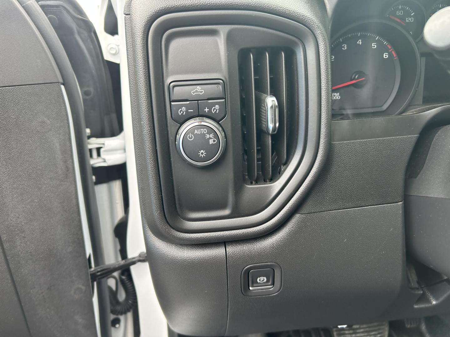 2020 WHITE /Black Chevrolet Silverado 1500 Work Truck Crew Cab Short Box 2WD (3GCPWAEF8LG) with an 5.3L V8 OHV 16V engine, 6A transmission, located at 506 S. Kingshighway, Cape Girardeau, MO, 63703, (573) 235-5000, 37.294991, -89.553635 - 2020 Chevrolet Silverado 1500 140xxx miles 5.3L V8 Automatic Power Driver Seat Backup Camera Bluetooth Cruise Power Windows/Locks/Mirrors We have financing available and we accept trades! Fill out a credit application on our website or come by today! If you have any questions, give us a c - Photo#20