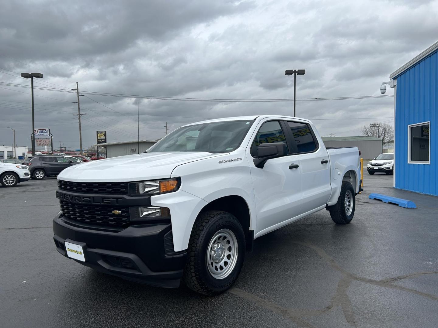 2020 WHITE /Black Chevrolet Silverado 1500 Work Truck Crew Cab Short Box 2WD (3GCPWAEF8LG) with an 5.3L V8 OHV 16V engine, 6A transmission, located at 506 S. Kingshighway, Cape Girardeau, MO, 63703, (573) 235-5000, 37.294991, -89.553635 - 2020 Chevrolet Silverado 1500 140xxx miles 5.3L V8 Automatic Power Driver Seat Backup Camera Bluetooth Cruise Power Windows/Locks/Mirrors We have financing available and we accept trades! Fill out a credit application on our website or come by today! If you have any questions, give us a c - Photo#4
