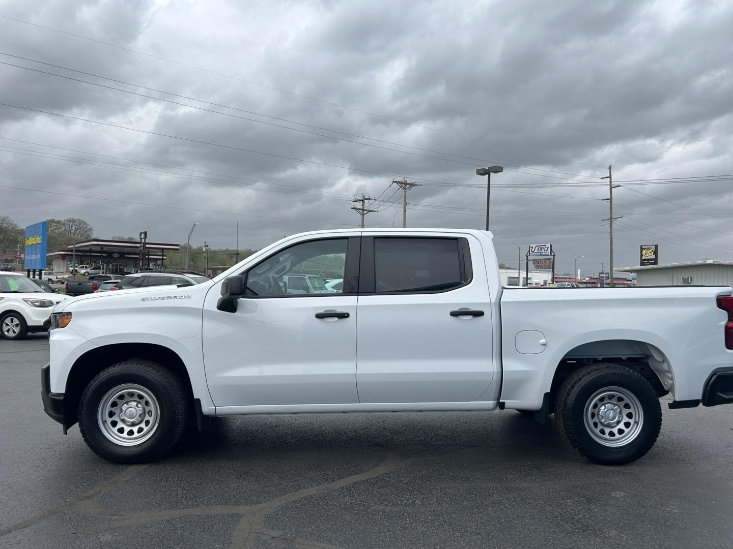 2020 WHITE /Black Chevrolet Silverado 1500 Work Truck Crew Cab Short Box 2WD (3GCPWAEF8LG) with an 5.3L V8 OHV 16V engine, 6A transmission, located at 506 S. Kingshighway, Cape Girardeau, MO, 63703, (573) 235-5000, 37.294991, -89.553635 - 2020 Chevrolet Silverado 1500 140xxx miles 5.3L V8 Automatic Power Driver Seat Backup Camera Bluetooth Cruise Power Windows/Locks/Mirrors We have financing available and we accept trades! Fill out a credit application on our website or come by today! If you have any questions, give us a c - Photo#5