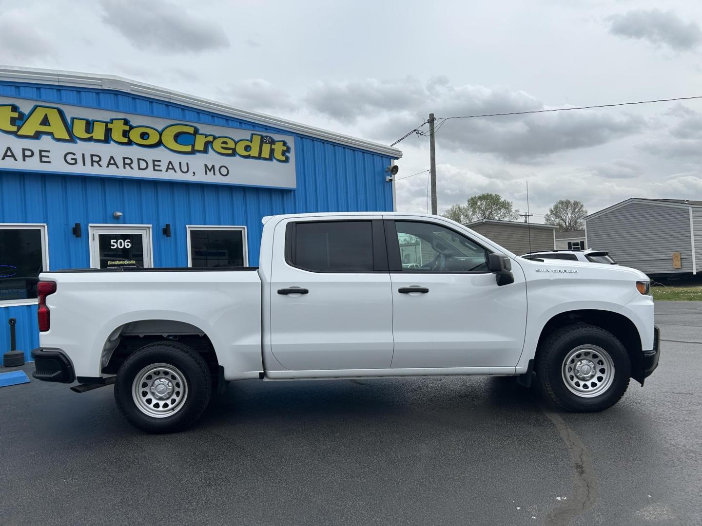 2020 WHITE /Black Chevrolet Silverado 1500 Work Truck Crew Cab Short Box 2WD (3GCPWAEF8LG) with an 5.3L V8 OHV 16V engine, 6A transmission, located at 506 S. Kingshighway, Cape Girardeau, MO, 63703, (573) 235-5000, 37.294991, -89.553635 - 2020 Chevrolet Silverado 1500 140xxx miles 5.3L V8 Automatic Power Driver Seat Backup Camera Bluetooth Cruise Power Windows/Locks/Mirrors We have financing available and we accept trades! Fill out a credit application on our website or come by today! If you have any questions, give us a c - Photo#9