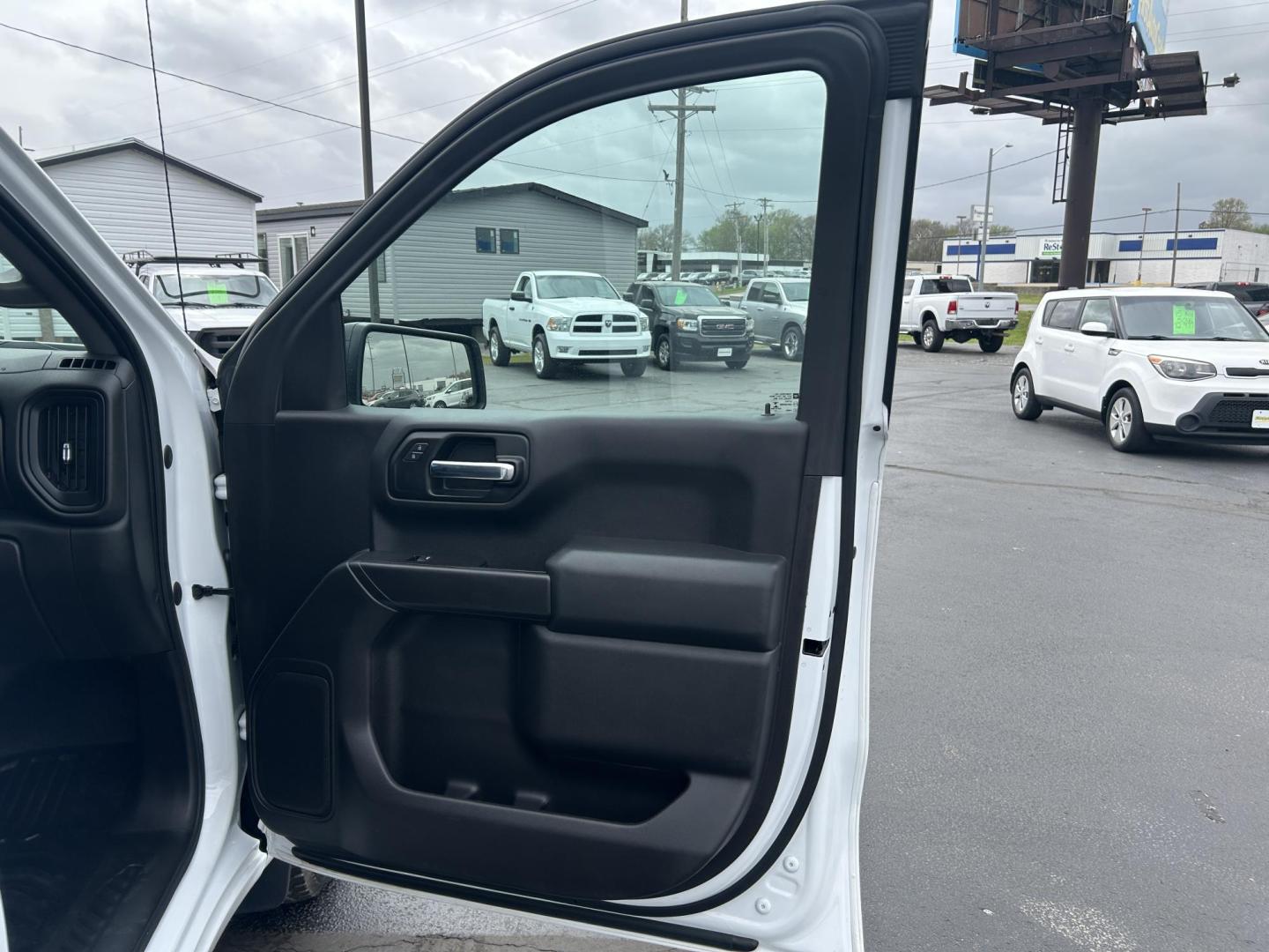 2020 WHITE /Black Chevrolet Silverado 1500 Work Truck Crew Cab Short Box 2WD (3GCPWAEF8LG) with an 5.3L V8 OHV 16V engine, 6A transmission, located at 506 S. Kingshighway, Cape Girardeau, MO, 63703, (573) 235-5000, 37.294991, -89.553635 - 2020 Chevrolet Silverado 1500 140xxx miles 5.3L V8 Automatic Power Driver Seat Backup Camera Bluetooth Cruise Power Windows/Locks/Mirrors We have financing available and we accept trades! Fill out a credit application on our website or come by today! If you have any questions, give us a c - Photo#10