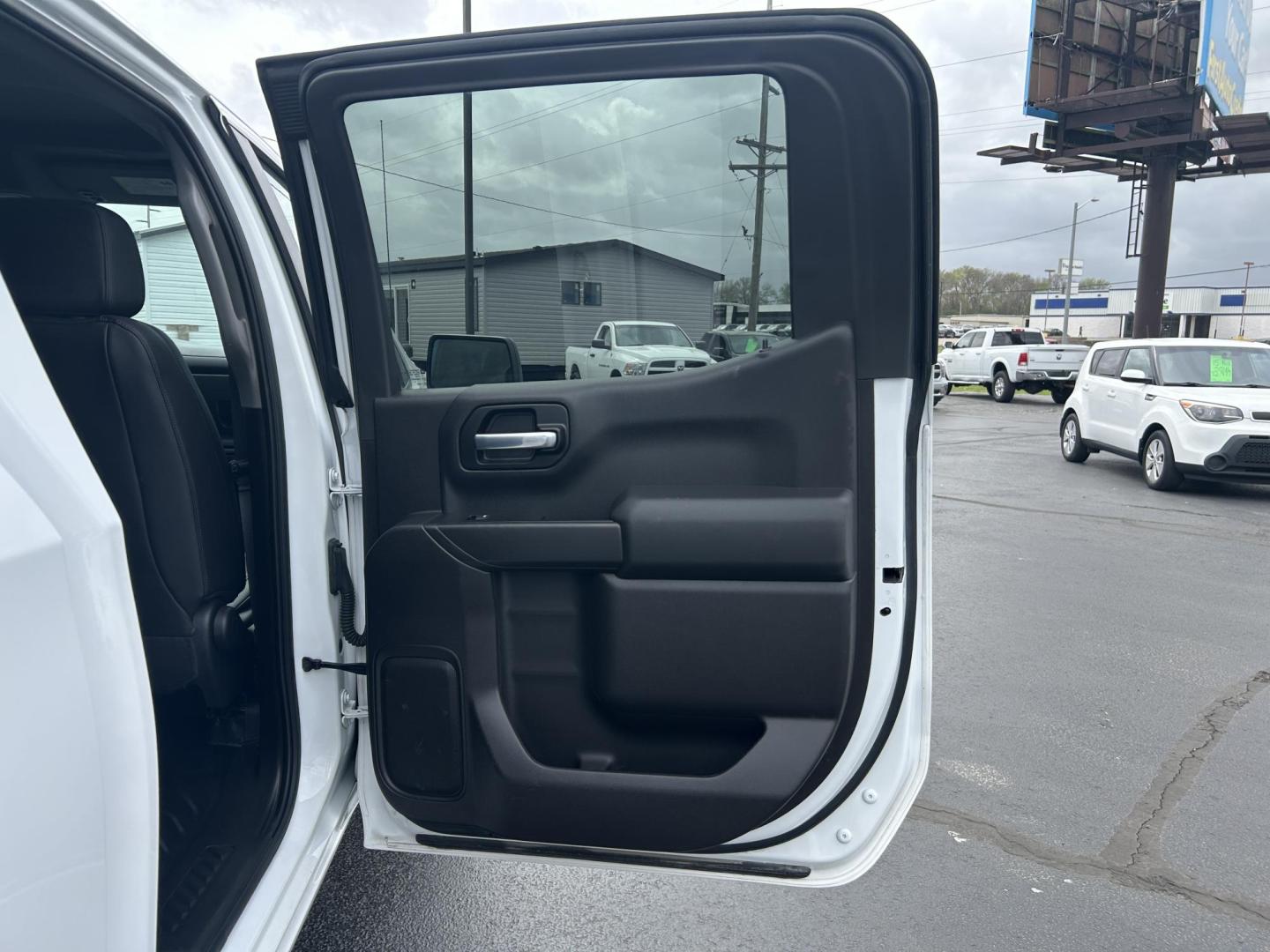 2020 WHITE /Black Chevrolet Silverado 1500 Work Truck Crew Cab Short Box 2WD (3GCPWAEF8LG) with an 5.3L V8 OHV 16V engine, 6A transmission, located at 506 S. Kingshighway, Cape Girardeau, MO, 63703, (573) 235-5000, 37.294991, -89.553635 - 2020 Chevrolet Silverado 1500 140xxx miles 5.3L V8 Automatic Power Driver Seat Backup Camera Bluetooth Cruise Power Windows/Locks/Mirrors We have financing available and we accept trades! Fill out a credit application on our website or come by today! If you have any questions, give us a c - Photo#12