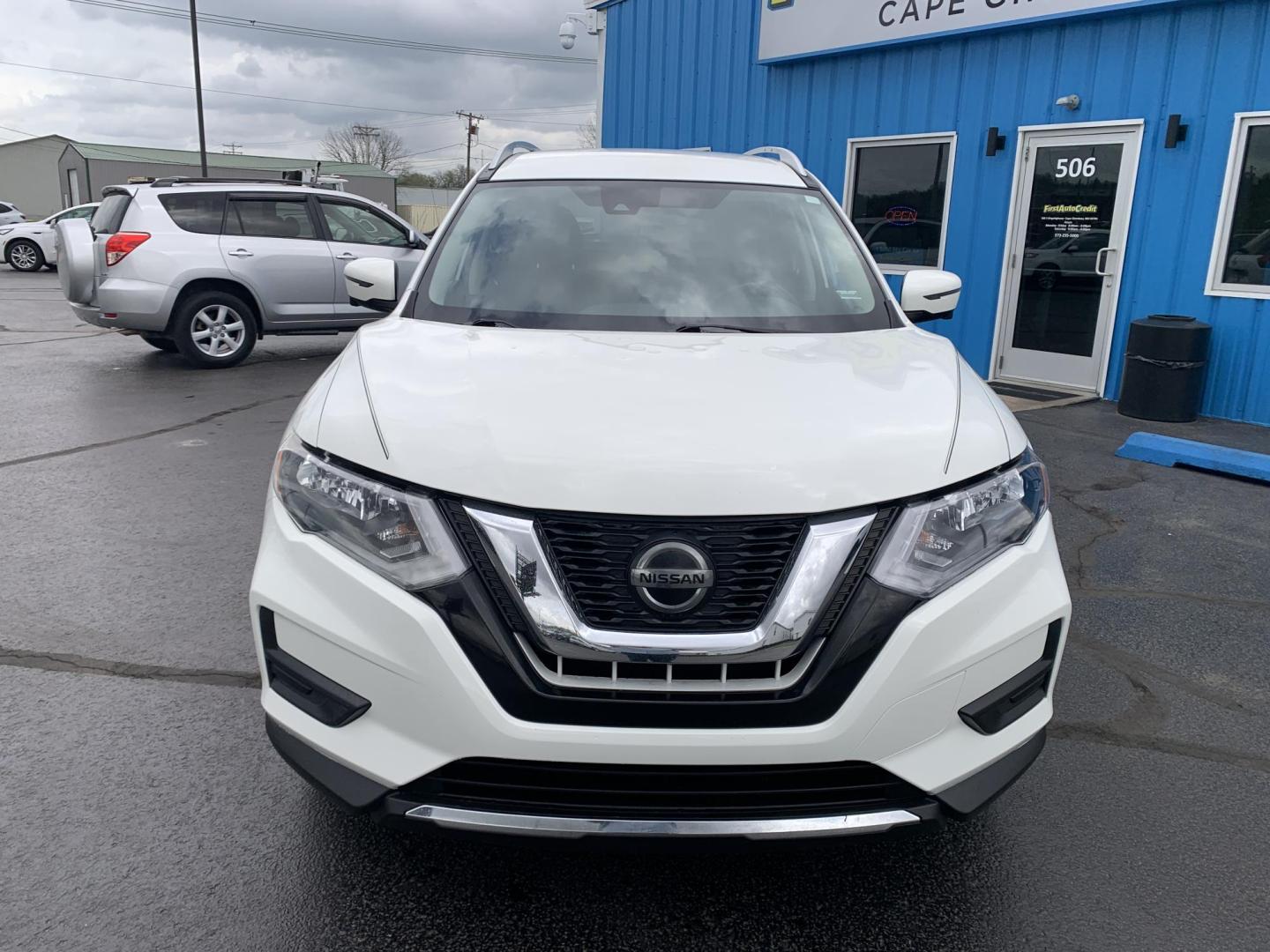 2020 WHITE /BLACK Nissan Rogue S AWD (JN8AT2MV5LW) with an 2.5L L4 DOHC 16V engine, Automatic transmission, located at 506 S. Kingshighway, Cape Girardeau, MO, 63703, (573) 235-5000, 37.294991, -89.553635 - 2020 Nissan Rogue S AWD One Owner 88,xxx miles AWD Cruise Power windows/locks/mirrors Heated Seats Heated Steering Wheel Bluetooth Backup Cam We have financing available and we accept trades! Fill out a credit application on our website or come by today! If you have any questions, give - Photo#1
