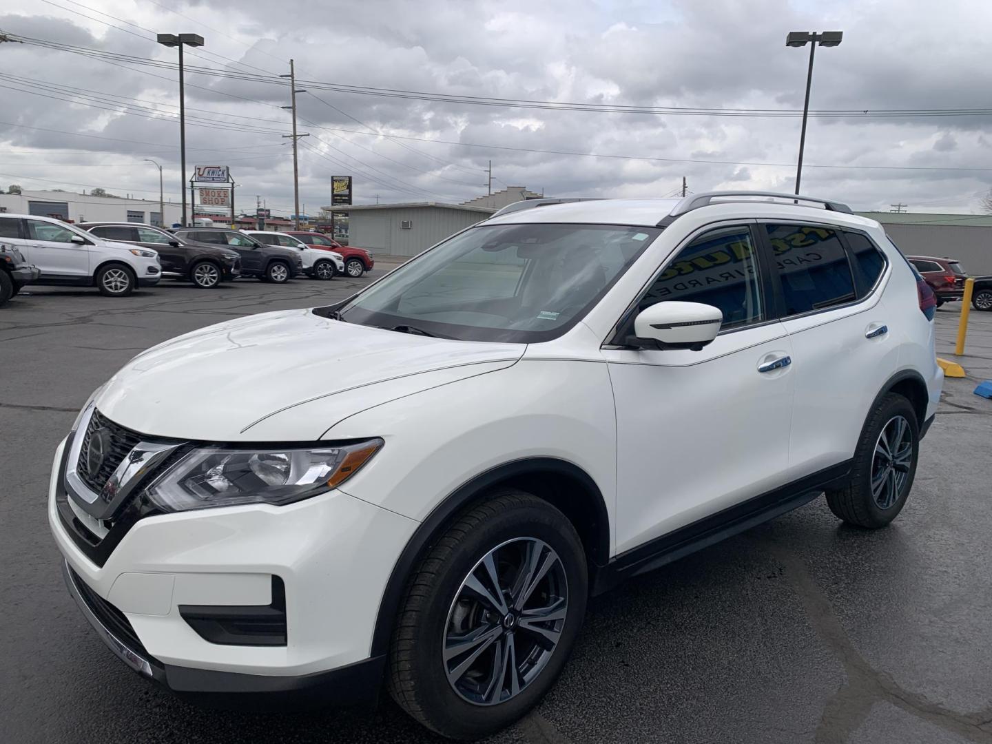 2020 WHITE /BLACK Nissan Rogue S AWD (JN8AT2MV5LW) with an 2.5L L4 DOHC 16V engine, Automatic transmission, located at 506 S. Kingshighway, Cape Girardeau, MO, 63703, (573) 235-5000, 37.294991, -89.553635 - 2020 Nissan Rogue S AWD One Owner 88,xxx miles AWD Cruise Power windows/locks/mirrors Heated Seats Heated Steering Wheel Bluetooth Backup Cam We have financing available and we accept trades! Fill out a credit application on our website or come by today! If you have any questions, give - Photo#3