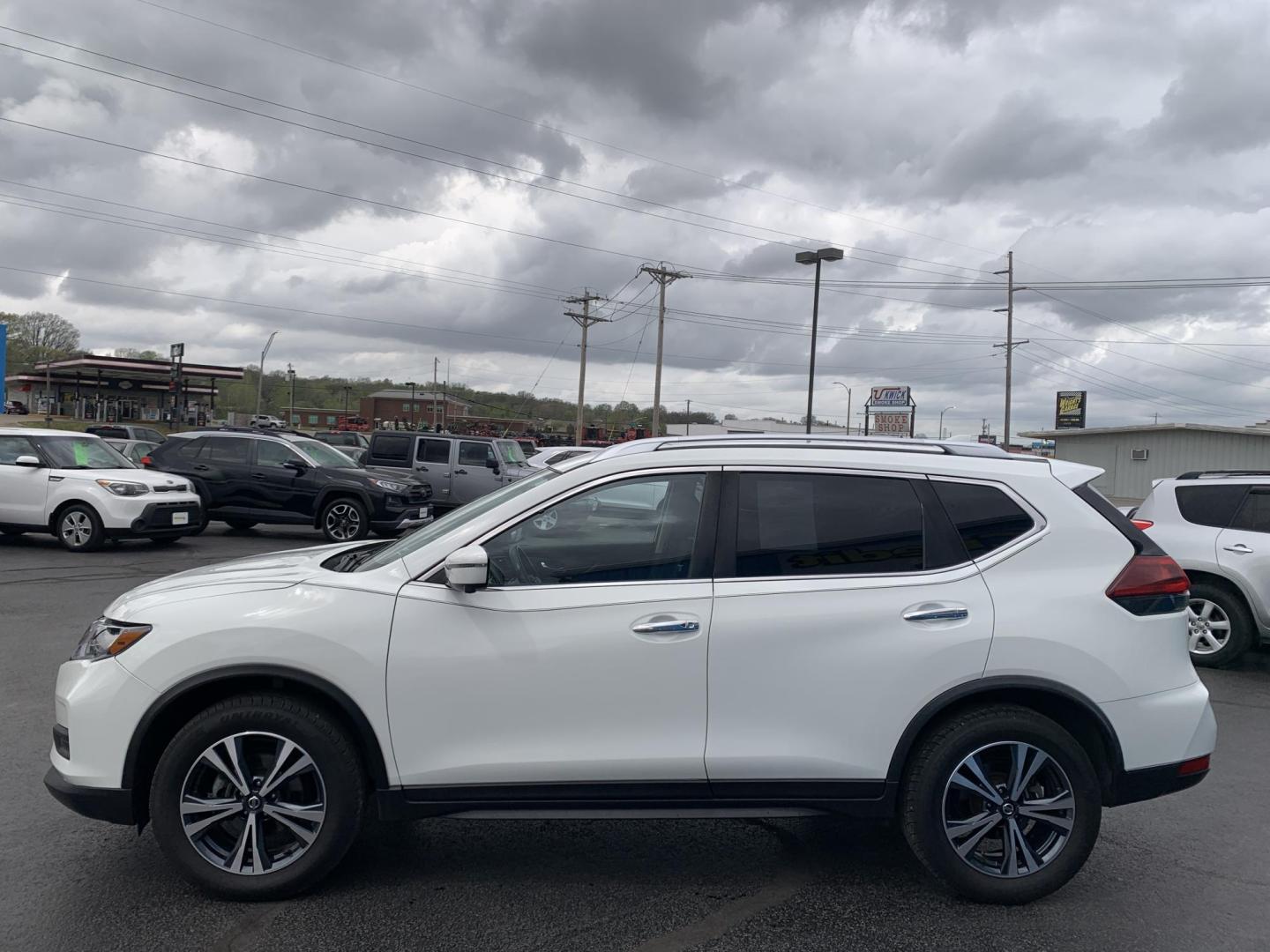 2020 WHITE /BLACK Nissan Rogue S AWD (JN8AT2MV5LW) with an 2.5L L4 DOHC 16V engine, Automatic transmission, located at 506 S. Kingshighway, Cape Girardeau, MO, 63703, (573) 235-5000, 37.294991, -89.553635 - 2020 Nissan Rogue S AWD One Owner 88,xxx miles AWD Cruise Power windows/locks/mirrors Heated Seats Heated Steering Wheel Bluetooth Backup Cam We have financing available and we accept trades! Fill out a credit application on our website or come by today! If you have any questions, give - Photo#4