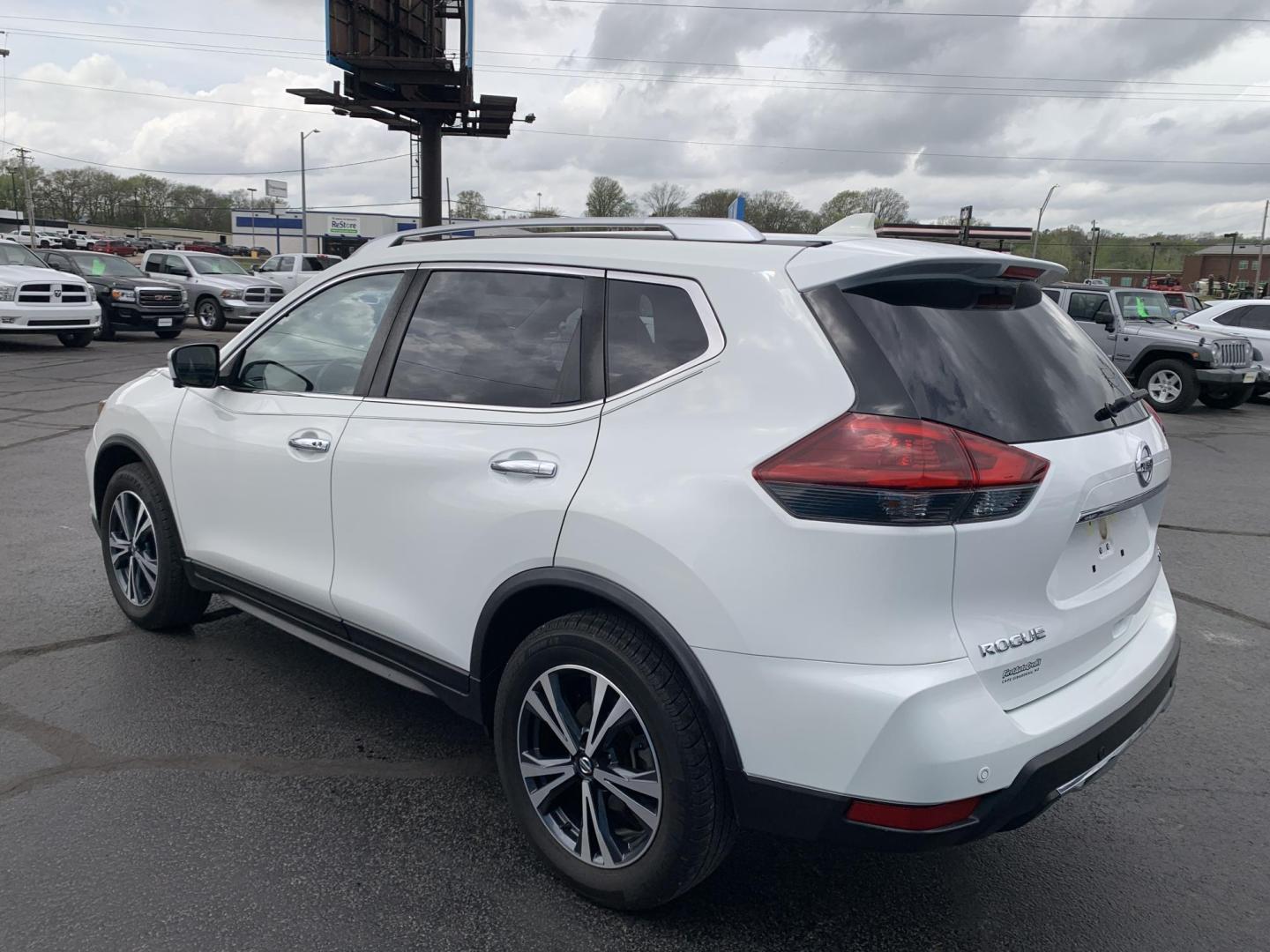 2020 WHITE /BLACK Nissan Rogue S AWD (JN8AT2MV5LW) with an 2.5L L4 DOHC 16V engine, Automatic transmission, located at 506 S. Kingshighway, Cape Girardeau, MO, 63703, (573) 235-5000, 37.294991, -89.553635 - 2020 Nissan Rogue S AWD One Owner 88,xxx miles AWD Cruise Power windows/locks/mirrors Heated Seats Heated Steering Wheel Bluetooth Backup Cam We have financing available and we accept trades! Fill out a credit application on our website or come by today! If you have any questions, give - Photo#5