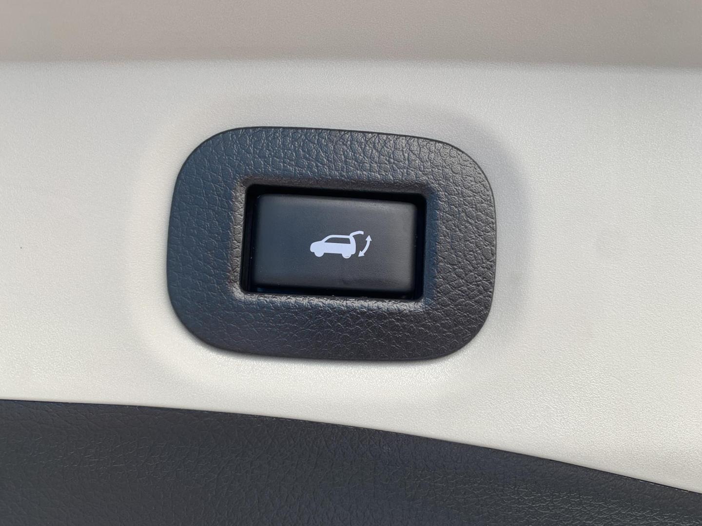 2020 WHITE /BLACK Nissan Rogue S AWD (JN8AT2MV5LW) with an 2.5L L4 DOHC 16V engine, Automatic transmission, located at 506 S. Kingshighway, Cape Girardeau, MO, 63703, (573) 235-5000, 37.294991, -89.553635 - 2020 Nissan Rogue S AWD One Owner 88,xxx miles AWD Cruise Power windows/locks/mirrors Heated Seats Heated Steering Wheel Bluetooth Backup Cam We have financing available and we accept trades! Fill out a credit application on our website or come by today! If you have any questions, give - Photo#8