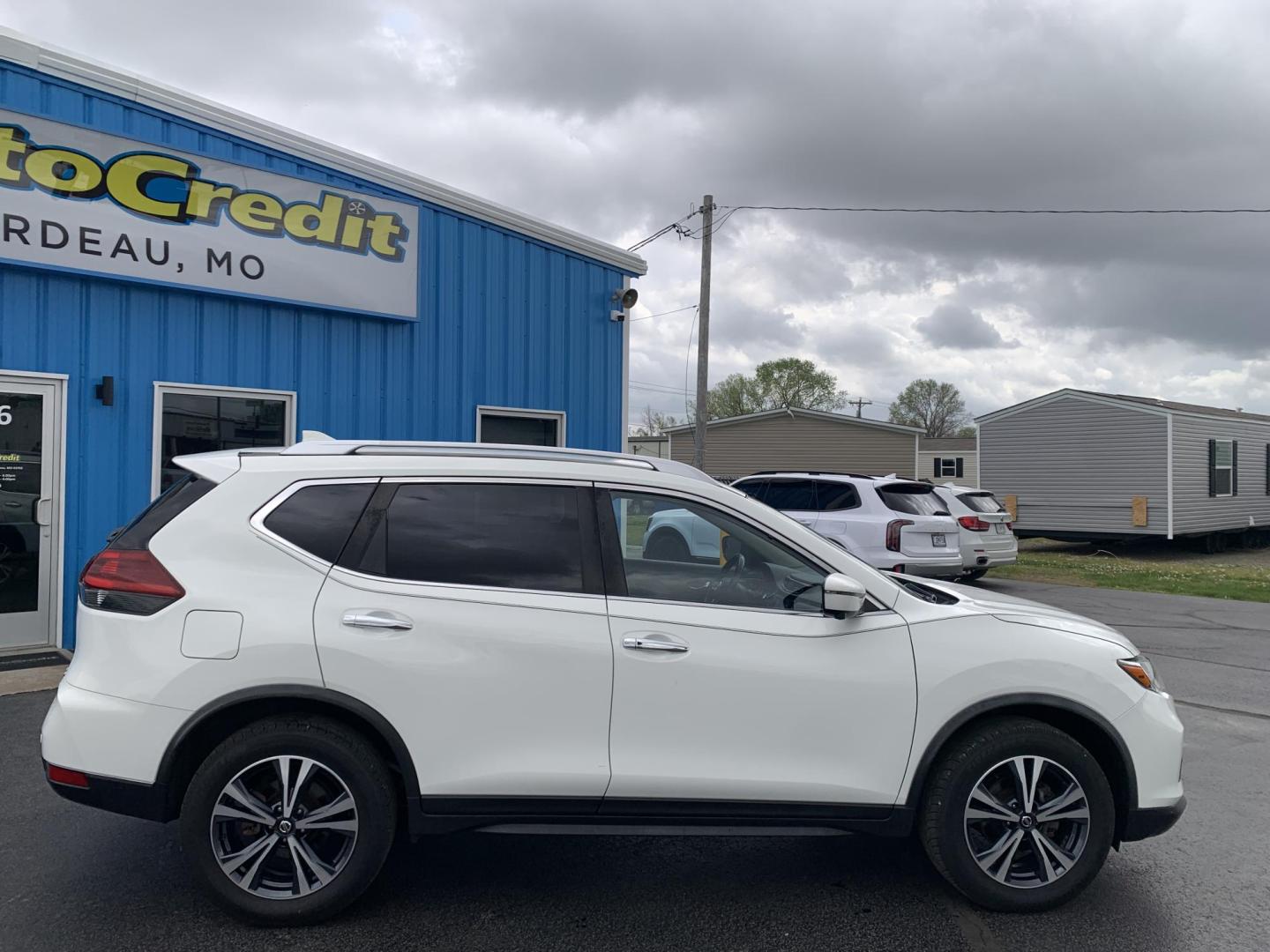 2020 WHITE /BLACK Nissan Rogue S AWD (JN8AT2MV5LW) with an 2.5L L4 DOHC 16V engine, Automatic transmission, located at 506 S. Kingshighway, Cape Girardeau, MO, 63703, (573) 235-5000, 37.294991, -89.553635 - 2020 Nissan Rogue S AWD One Owner 88,xxx miles AWD Cruise Power windows/locks/mirrors Heated Seats Heated Steering Wheel Bluetooth Backup Cam We have financing available and we accept trades! Fill out a credit application on our website or come by today! If you have any questions, give - Photo#10