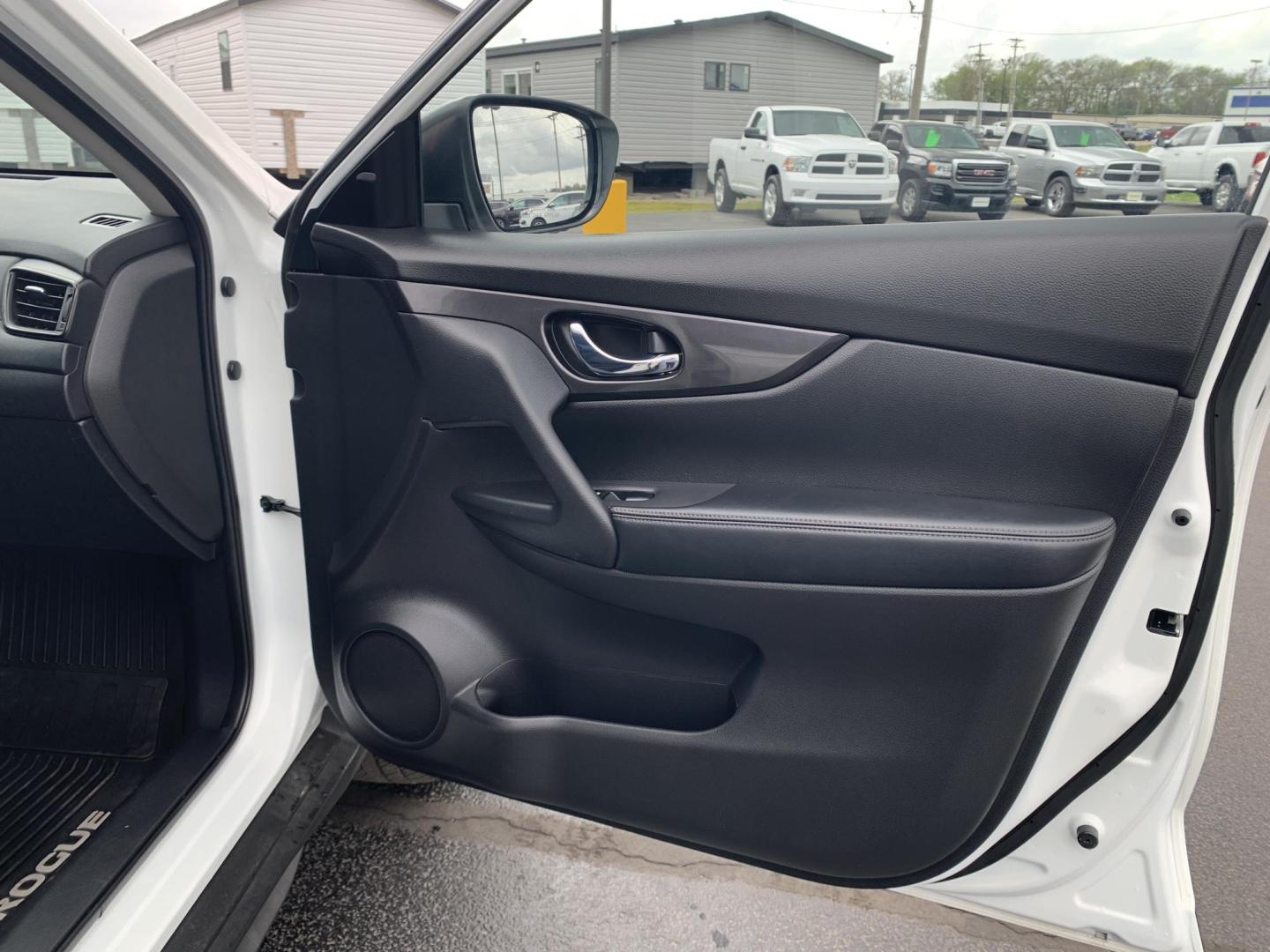 2020 WHITE /BLACK Nissan Rogue S AWD (JN8AT2MV5LW) with an 2.5L L4 DOHC 16V engine, Automatic transmission, located at 506 S. Kingshighway, Cape Girardeau, MO, 63703, (573) 235-5000, 37.294991, -89.553635 - 2020 Nissan Rogue S AWD One Owner 88,xxx miles AWD Cruise Power windows/locks/mirrors Heated Seats Heated Steering Wheel Bluetooth Backup Cam We have financing available and we accept trades! Fill out a credit application on our website or come by today! If you have any questions, give - Photo#11