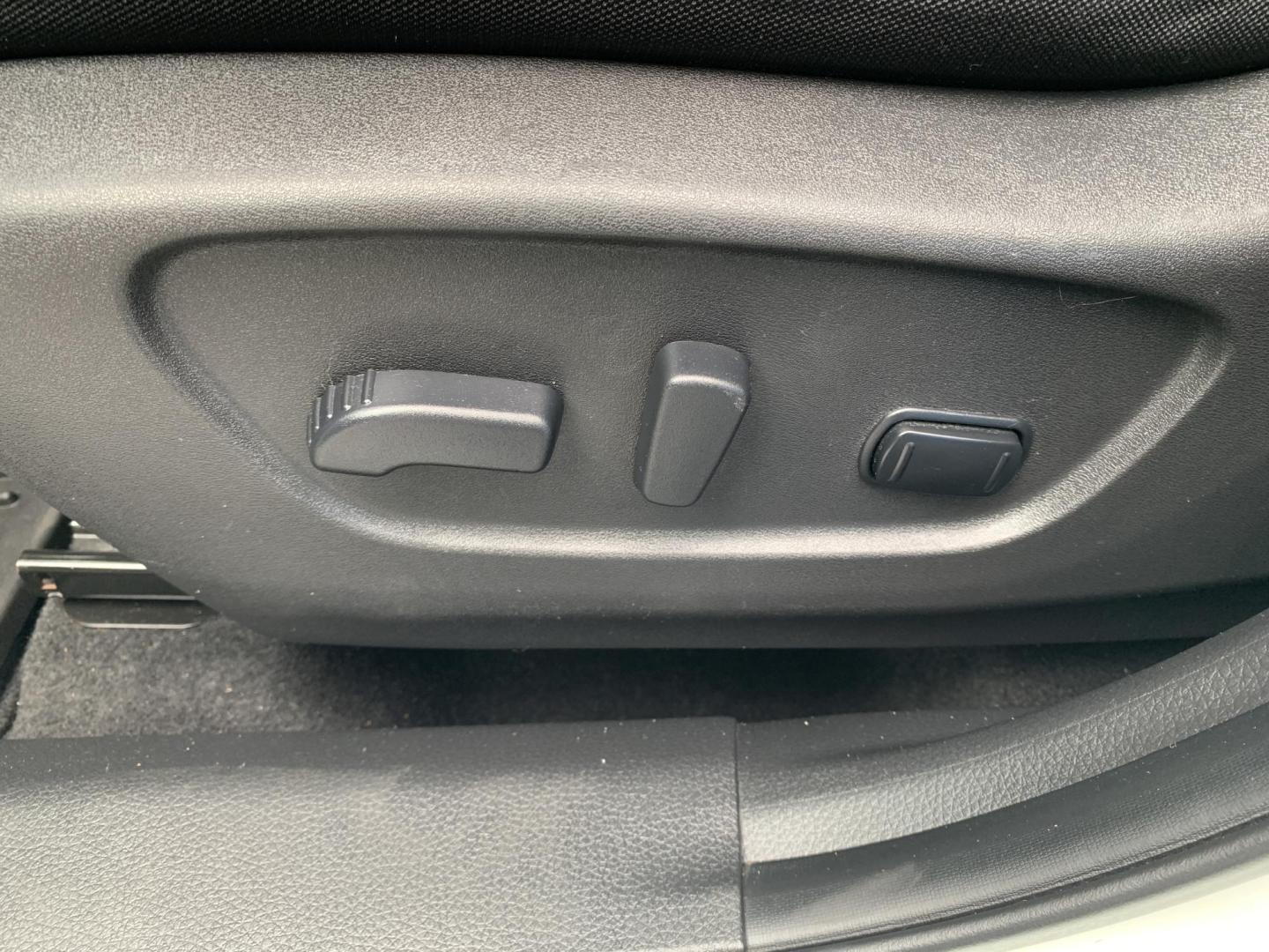 2020 WHITE /BLACK Nissan Rogue S AWD (JN8AT2MV5LW) with an 2.5L L4 DOHC 16V engine, Automatic transmission, located at 506 S. Kingshighway, Cape Girardeau, MO, 63703, (573) 235-5000, 37.294991, -89.553635 - 2020 Nissan Rogue S AWD One Owner 88,xxx miles AWD Cruise Power windows/locks/mirrors Heated Seats Heated Steering Wheel Bluetooth Backup Cam We have financing available and we accept trades! Fill out a credit application on our website or come by today! If you have any questions, give - Photo#23