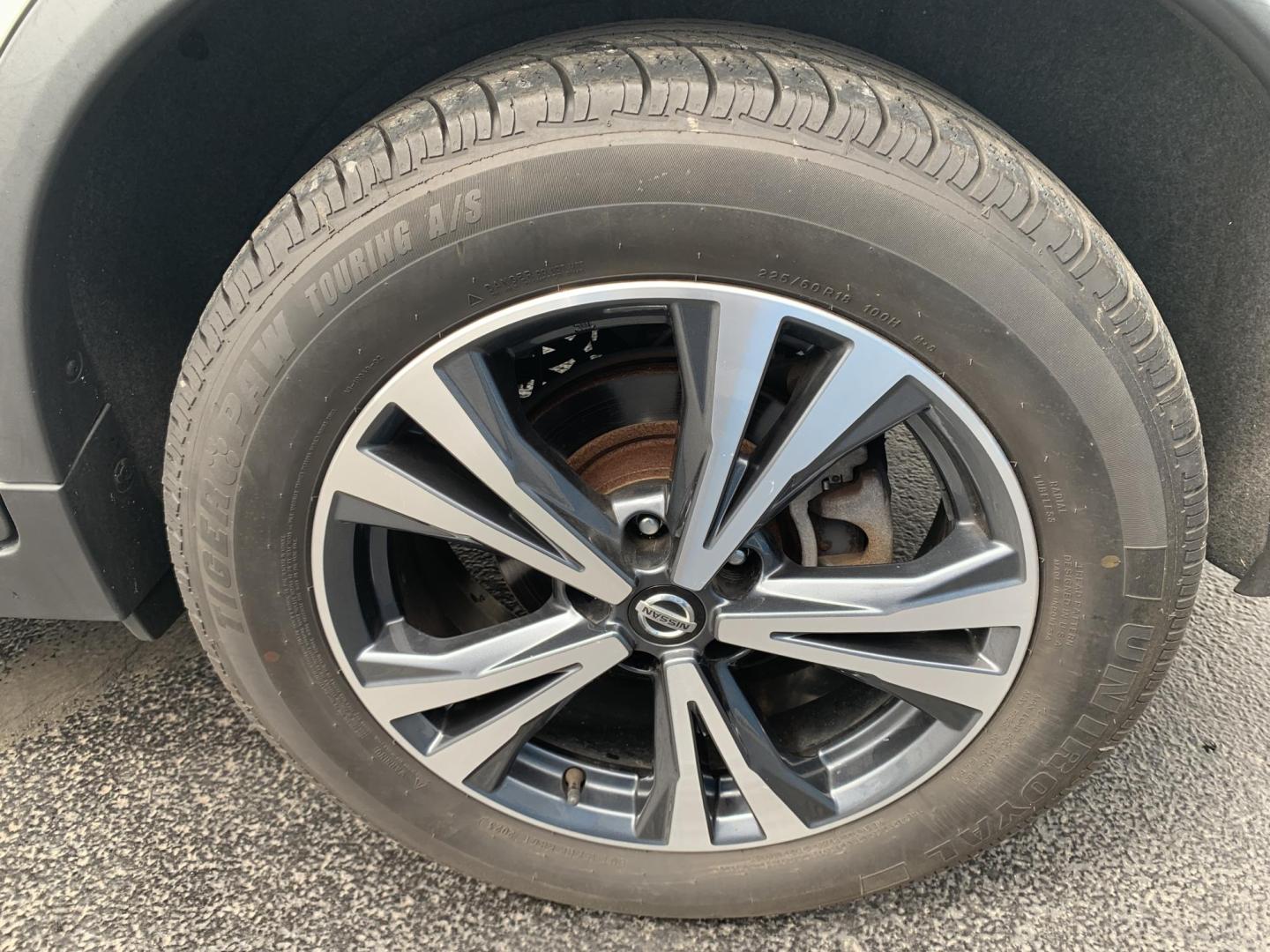 2020 WHITE /BLACK Nissan Rogue S AWD (JN8AT2MV5LW) with an 2.5L L4 DOHC 16V engine, Automatic transmission, located at 506 S. Kingshighway, Cape Girardeau, MO, 63703, (573) 235-5000, 37.294991, -89.553635 - 2020 Nissan Rogue S AWD One Owner 88,xxx miles AWD Cruise Power windows/locks/mirrors Heated Seats Heated Steering Wheel Bluetooth Backup Cam We have financing available and we accept trades! Fill out a credit application on our website or come by today! If you have any questions, give - Photo#33