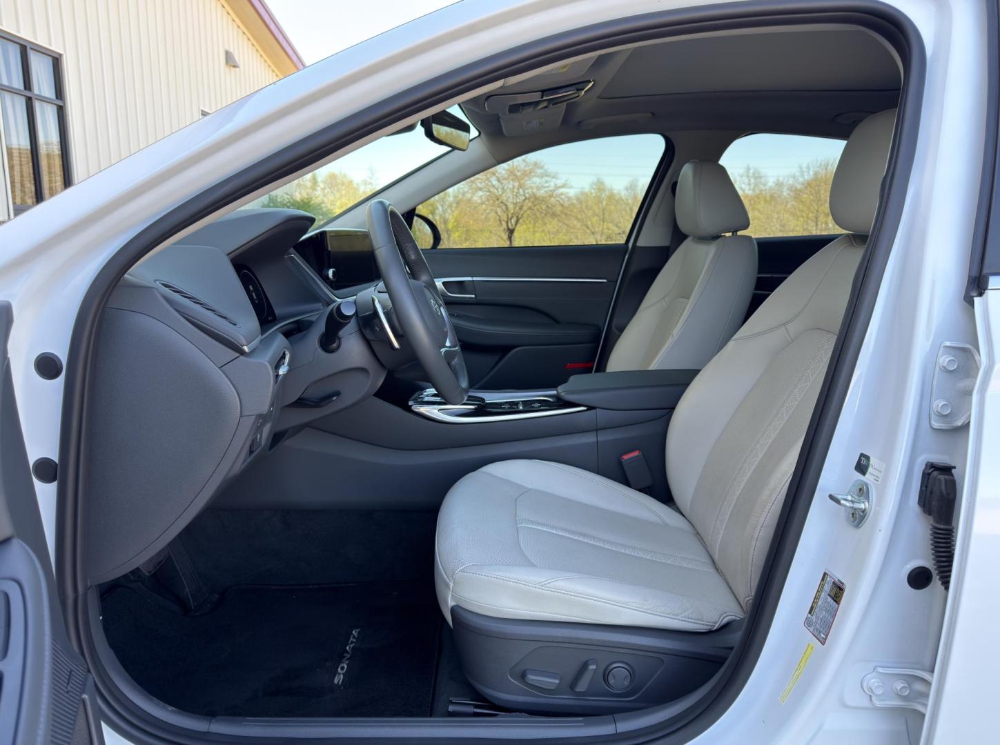 2020 WHITE /Tan Hyundai Sonata Limited (5NPEH4J2XLH) with an 1.6L 4 Cyl. TURBO engine, Automatic transmission, located at 2990 Old Orchard Rd., Jackson, MO, 63755, 37.354214, -89.612106 - 2020 Hyundai Sonata Limited 1-Owner 48xxx miles Front Wheel Drive 1.6L 4 Cyl. Automatic Leather Navigation Power/Heated/Cooled Seats Backup Camera Sunroof Bluetooth Heads Up Display Remote Start Cruise Power Windows/Locks/Mirrors We have financing available and we accept trades! Fill - Photo#18