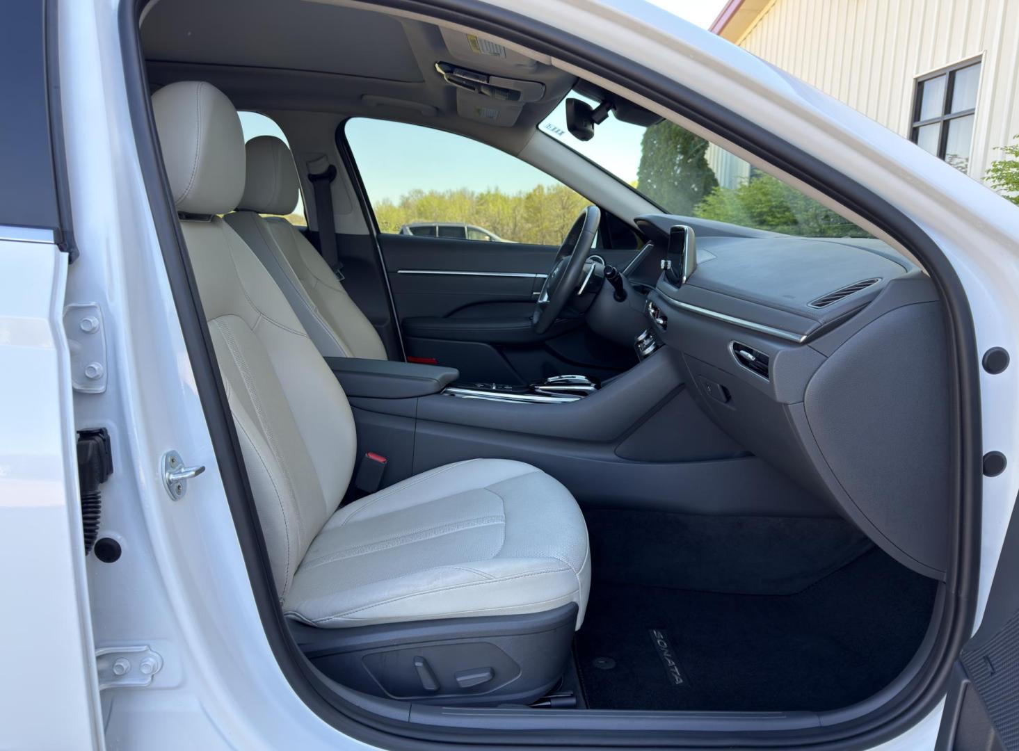 2020 WHITE /Tan Hyundai Sonata Limited (5NPEH4J2XLH) with an 1.6L 4 Cyl. TURBO engine, Automatic transmission, located at 2990 Old Orchard Rd., Jackson, MO, 63755, 37.354214, -89.612106 - 2020 Hyundai Sonata Limited 1-Owner 48xxx miles Front Wheel Drive 1.6L 4 Cyl. Automatic Leather Navigation Power/Heated/Cooled Seats Backup Camera Sunroof Bluetooth Heads Up Display Remote Start Cruise Power Windows/Locks/Mirrors We have financing available and we accept trades! Fill - Photo#20