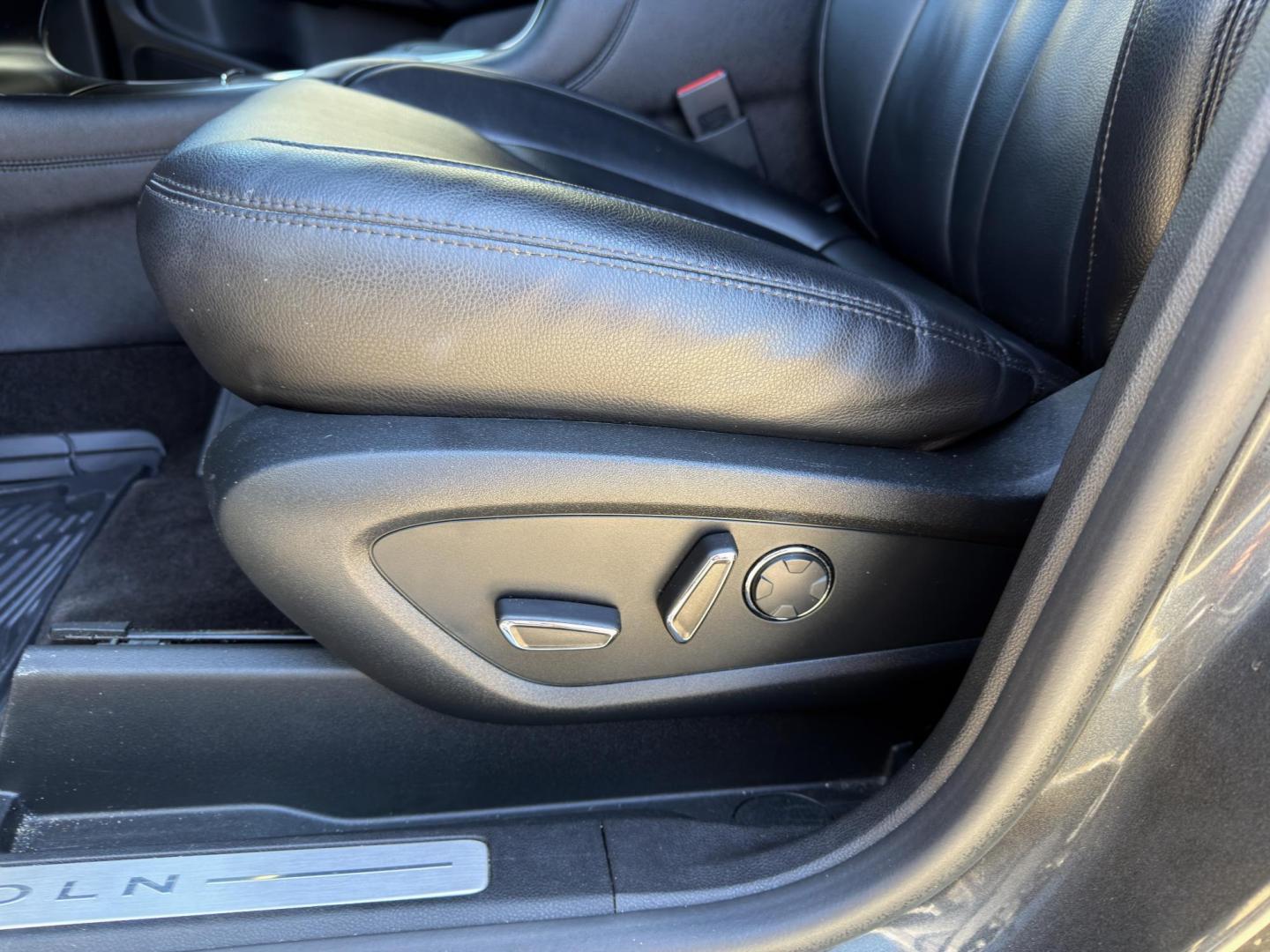 2019 GRAY /Black Lincoln MKC Premiere FWD (5LMCJ1C96KU) with an 2.0L 4 Cyl. engine, Automatic transmission, located at 2990 Old Orchard Rd., Jackson, MO, 63755, 37.354214, -89.612106 - 2019 Lincoln MKC Premiere 53xxx miles Front Wheel Drive 2.0L 4 Cyl. Automatic Leather Backup Camera Power/Heated Seats Bluetooth Remote Start Cruise Power Windows/Locks/Mirrors We have financing available and we accept trades! Fill out a credit application on our website or come by today - Photo#4