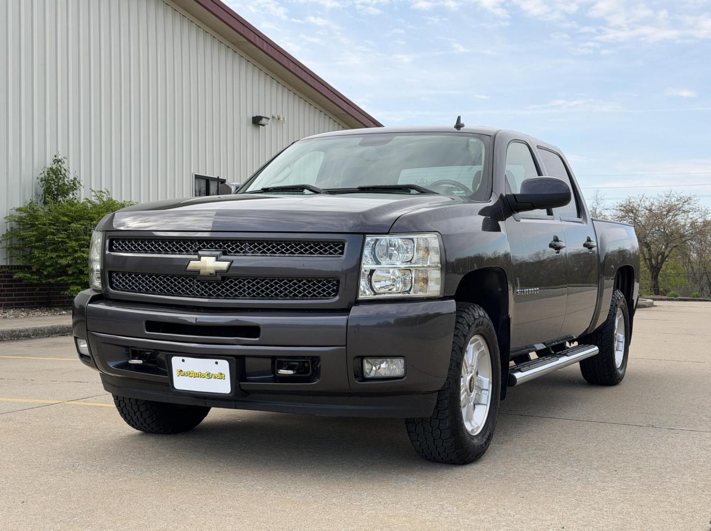 2011 GRAY /Black Chevrolet Silverado 1500 LT Crew Cab 4WD (3GCPKSE30BG) with an 5.3L V8 engine, Automatic transmission, located at 2990 Old Orchard Rd., Jackson, MO, 63755, 37.354214, -89.612106 - 2011 Chevrolet Silverado 1500 LT 189xxx miles 4x4 5.3L V8 Automatic Power Driver Seat Remote Start Cruise Power Windows/Locks/Mirrors We have financing available and we accept trades! Fill out a credit application on our website or come by today! If you have any questions, give us a call a - Photo#5