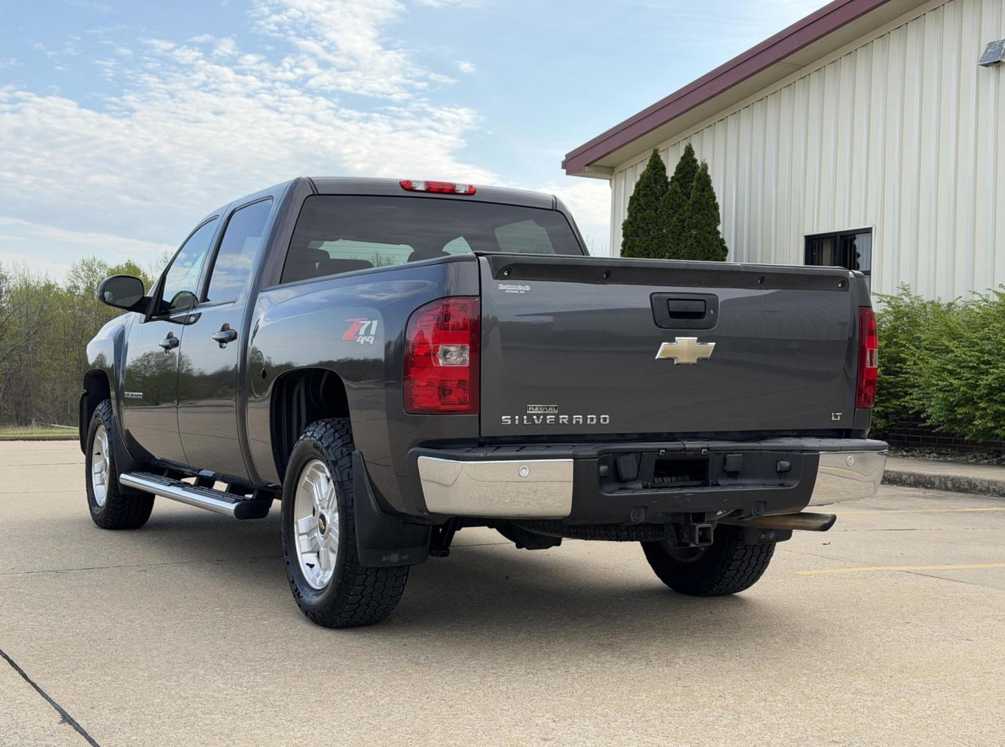 2011 GRAY /Black Chevrolet Silverado 1500 LT Crew Cab 4WD (3GCPKSE30BG) with an 5.3L V8 engine, Automatic transmission, located at 2990 Old Orchard Rd., Jackson, MO, 63755, 37.354214, -89.612106 - 2011 Chevrolet Silverado 1500 LT 189xxx miles 4x4 5.3L V8 Automatic Power Driver Seat Remote Start Cruise Power Windows/Locks/Mirrors We have financing available and we accept trades! Fill out a credit application on our website or come by today! If you have any questions, give us a call a - Photo#9