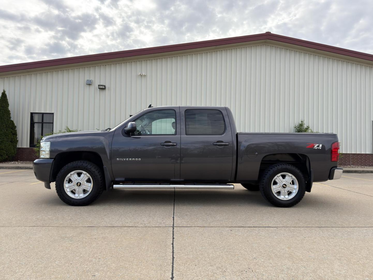 2011 GRAY /Black Chevrolet Silverado 1500 LT Crew Cab 4WD (3GCPKSE30BG) with an 5.3L V8 engine, Automatic transmission, located at 2990 Old Orchard Rd., Jackson, MO, 63755, 37.354214, -89.612106 - 2011 Chevrolet Silverado 1500 LT 189xxx miles 4x4 5.3L V8 Automatic Power Driver Seat Remote Start Cruise Power Windows/Locks/Mirrors We have financing available and we accept trades! Fill out a credit application on our website or come by today! If you have any questions, give us a call a - Photo#6