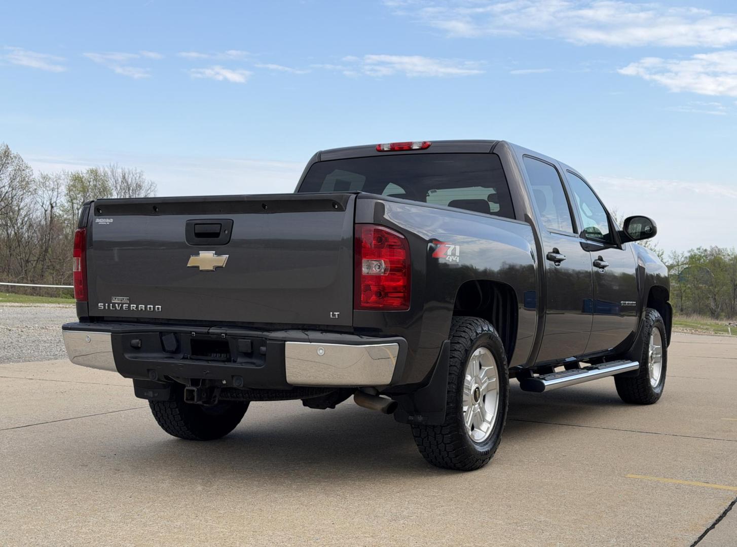 2011 GRAY /Black Chevrolet Silverado 1500 LT Crew Cab 4WD (3GCPKSE30BG) with an 5.3L V8 engine, Automatic transmission, located at 2990 Old Orchard Rd., Jackson, MO, 63755, 37.354214, -89.612106 - 2011 Chevrolet Silverado 1500 LT 189xxx miles 4x4 5.3L V8 Automatic Power Driver Seat Remote Start Cruise Power Windows/Locks/Mirrors We have financing available and we accept trades! Fill out a credit application on our website or come by today! If you have any questions, give us a call a - Photo#8