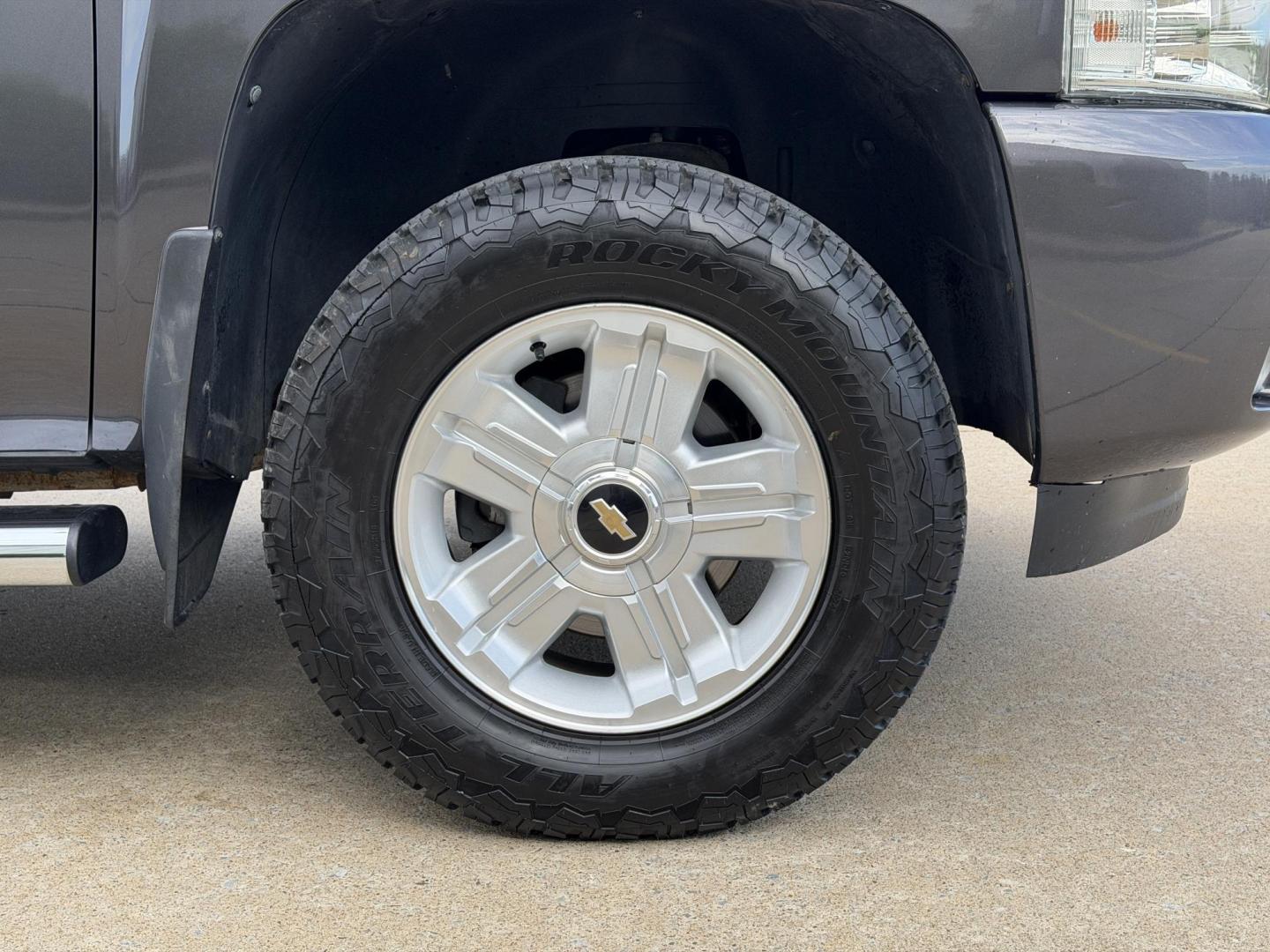 2011 GRAY /Black Chevrolet Silverado 1500 LT Crew Cab 4WD (3GCPKSE30BG) with an 5.3L V8 engine, Automatic transmission, located at 2990 Old Orchard Rd., Jackson, MO, 63755, 37.354214, -89.612106 - 2011 Chevrolet Silverado 1500 LT 189xxx miles 4x4 5.3L V8 Automatic Power Driver Seat Remote Start Cruise Power Windows/Locks/Mirrors We have financing available and we accept trades! Fill out a credit application on our website or come by today! If you have any questions, give us a call a - Photo#38