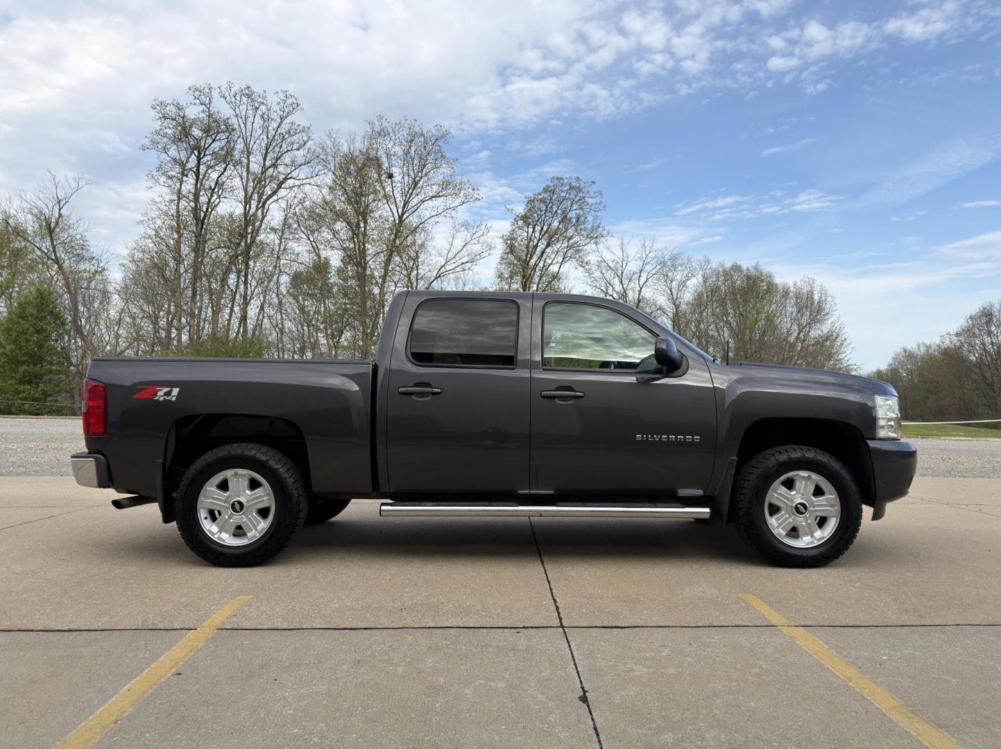 2011 GRAY /Black Chevrolet Silverado 1500 LT Crew Cab 4WD (3GCPKSE30BG) with an 5.3L V8 engine, Automatic transmission, located at 2990 Old Orchard Rd., Jackson, MO, 63755, 37.354214, -89.612106 - 2011 Chevrolet Silverado 1500 LT 189xxx miles 4x4 5.3L V8 Automatic Power Driver Seat Remote Start Cruise Power Windows/Locks/Mirrors We have financing available and we accept trades! Fill out a credit application on our website or come by today! If you have any questions, give us a call a - Photo#7