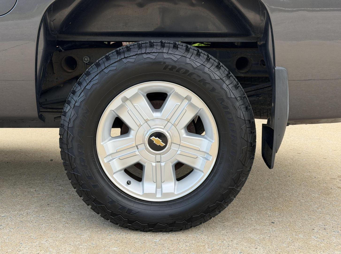 2011 GRAY /Black Chevrolet Silverado 1500 LT Crew Cab 4WD (3GCPKSE30BG) with an 5.3L V8 engine, Automatic transmission, located at 2990 Old Orchard Rd., Jackson, MO, 63755, 37.354214, -89.612106 - 2011 Chevrolet Silverado 1500 LT 189xxx miles 4x4 5.3L V8 Automatic Power Driver Seat Remote Start Cruise Power Windows/Locks/Mirrors We have financing available and we accept trades! Fill out a credit application on our website or come by today! If you have any questions, give us a call a - Photo#36
