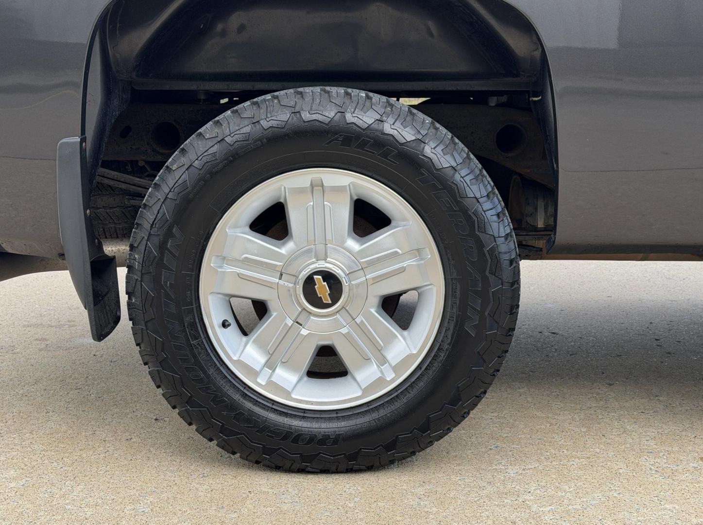 2011 GRAY /Black Chevrolet Silverado 1500 LT Crew Cab 4WD (3GCPKSE30BG) with an 5.3L V8 engine, Automatic transmission, located at 2990 Old Orchard Rd., Jackson, MO, 63755, 37.354214, -89.612106 - 2011 Chevrolet Silverado 1500 LT 189xxx miles 4x4 5.3L V8 Automatic Power Driver Seat Remote Start Cruise Power Windows/Locks/Mirrors We have financing available and we accept trades! Fill out a credit application on our website or come by today! If you have any questions, give us a call a - Photo#37