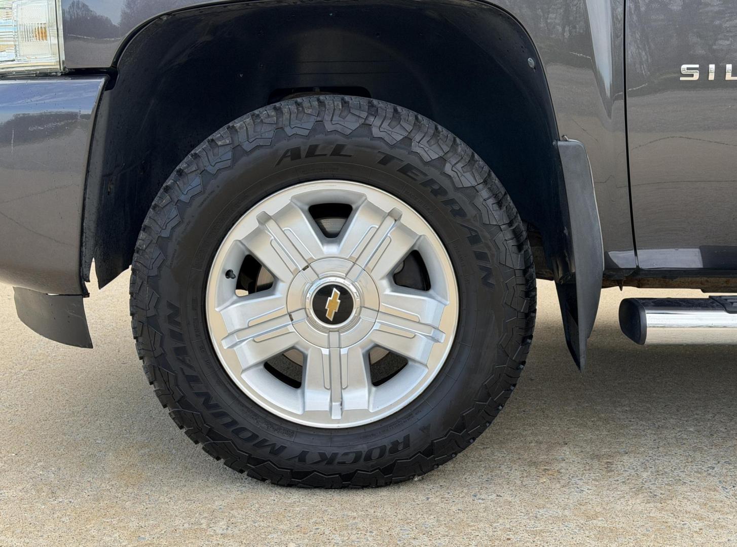 2011 GRAY /Black Chevrolet Silverado 1500 LT Crew Cab 4WD (3GCPKSE30BG) with an 5.3L V8 engine, Automatic transmission, located at 2990 Old Orchard Rd., Jackson, MO, 63755, 37.354214, -89.612106 - 2011 Chevrolet Silverado 1500 LT 189xxx miles 4x4 5.3L V8 Automatic Power Driver Seat Remote Start Cruise Power Windows/Locks/Mirrors We have financing available and we accept trades! Fill out a credit application on our website or come by today! If you have any questions, give us a call a - Photo#35