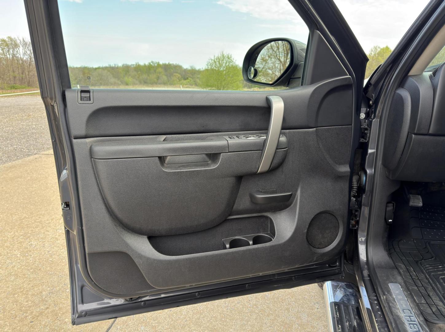 2011 GRAY /Black Chevrolet Silverado 1500 LT Crew Cab 4WD (3GCPKSE30BG) with an 5.3L V8 engine, Automatic transmission, located at 2990 Old Orchard Rd., Jackson, MO, 63755, 37.354214, -89.612106 - 2011 Chevrolet Silverado 1500 LT 189xxx miles 4x4 5.3L V8 Automatic Power Driver Seat Remote Start Cruise Power Windows/Locks/Mirrors We have financing available and we accept trades! Fill out a credit application on our website or come by today! If you have any questions, give us a call a - Photo#12