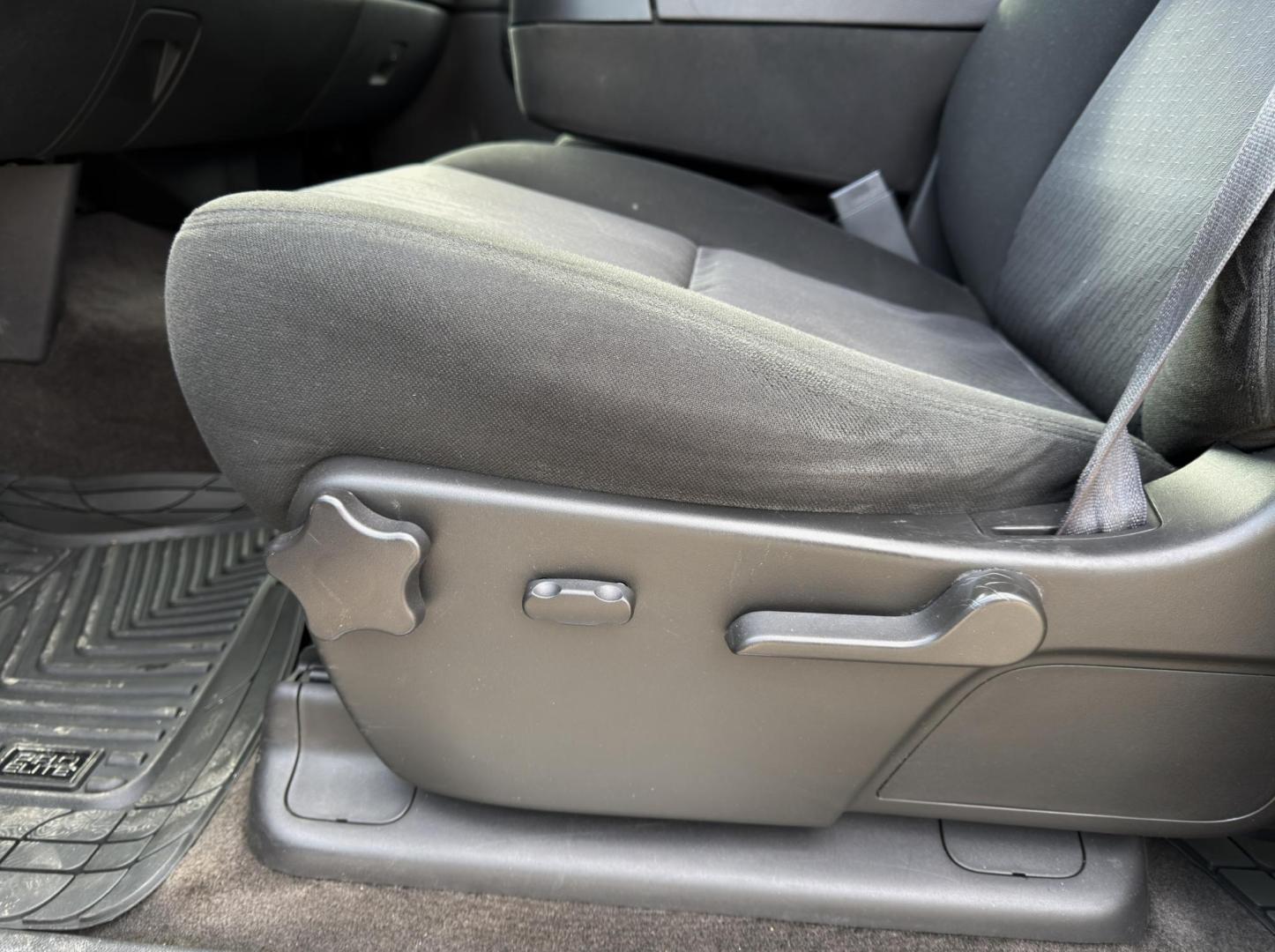 2011 GRAY /Black Chevrolet Silverado 1500 LT Crew Cab 4WD (3GCPKSE30BG) with an 5.3L V8 engine, Automatic transmission, located at 2990 Old Orchard Rd., Jackson, MO, 63755, 37.354214, -89.612106 - 2011 Chevrolet Silverado 1500 LT 189xxx miles 4x4 5.3L V8 Automatic Power Driver Seat Remote Start Cruise Power Windows/Locks/Mirrors We have financing available and we accept trades! Fill out a credit application on our website or come by today! If you have any questions, give us a call a - Photo#3