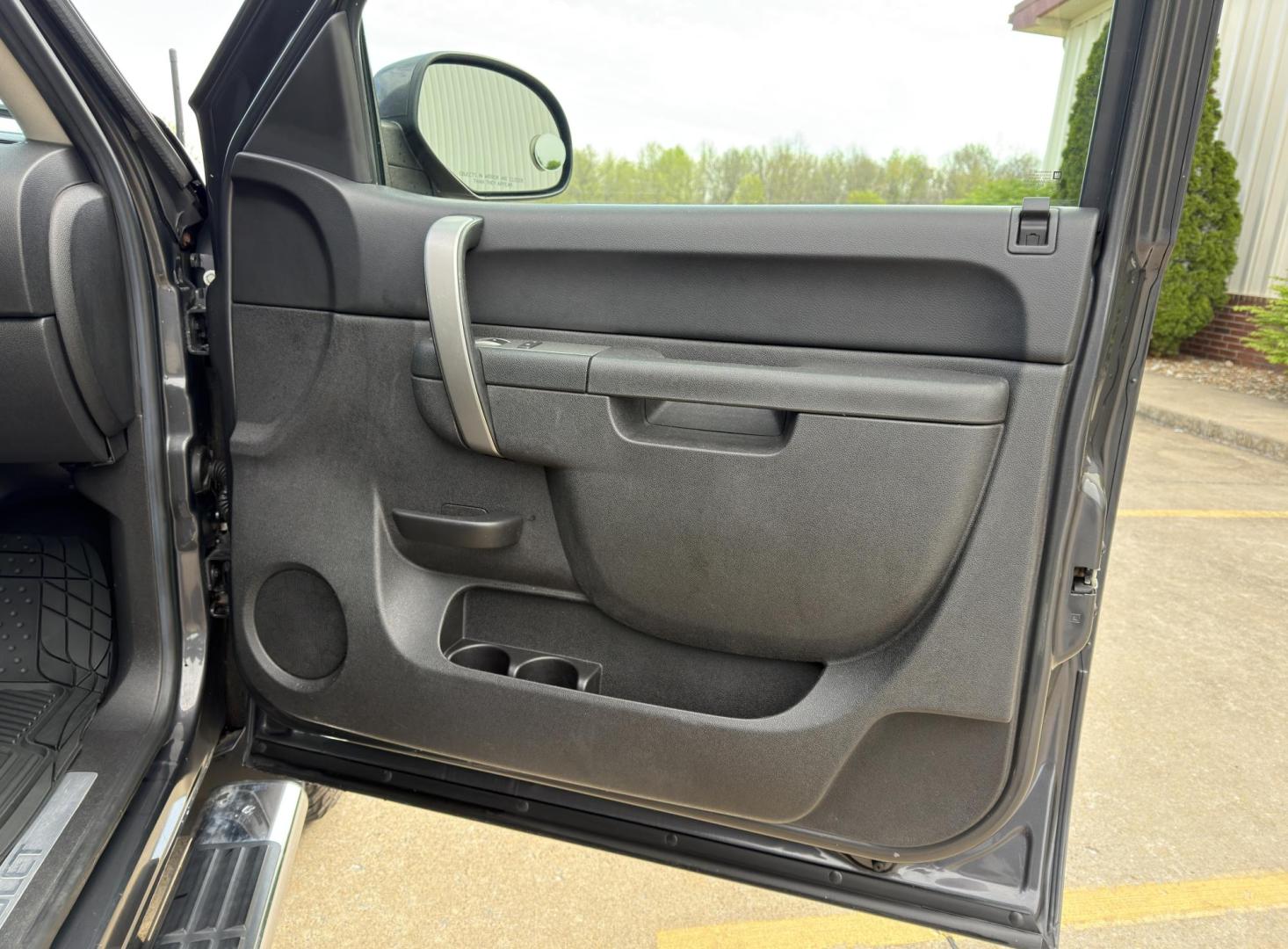 2011 GRAY /Black Chevrolet Silverado 1500 LT Crew Cab 4WD (3GCPKSE30BG) with an 5.3L V8 engine, Automatic transmission, located at 2990 Old Orchard Rd., Jackson, MO, 63755, 37.354214, -89.612106 - 2011 Chevrolet Silverado 1500 LT 189xxx miles 4x4 5.3L V8 Automatic Power Driver Seat Remote Start Cruise Power Windows/Locks/Mirrors We have financing available and we accept trades! Fill out a credit application on our website or come by today! If you have any questions, give us a call a - Photo#14