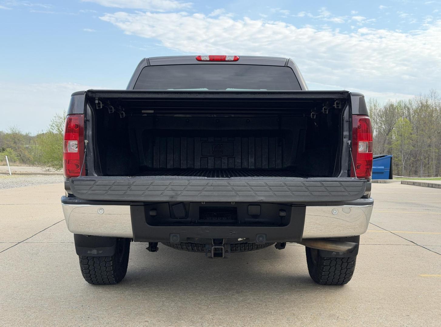 2011 GRAY /Black Chevrolet Silverado 1500 LT Crew Cab 4WD (3GCPKSE30BG) with an 5.3L V8 engine, Automatic transmission, located at 2990 Old Orchard Rd., Jackson, MO, 63755, 37.354214, -89.612106 - 2011 Chevrolet Silverado 1500 LT 189xxx miles 4x4 5.3L V8 Automatic Power Driver Seat Remote Start Cruise Power Windows/Locks/Mirrors We have financing available and we accept trades! Fill out a credit application on our website or come by today! If you have any questions, give us a call a - Photo#18