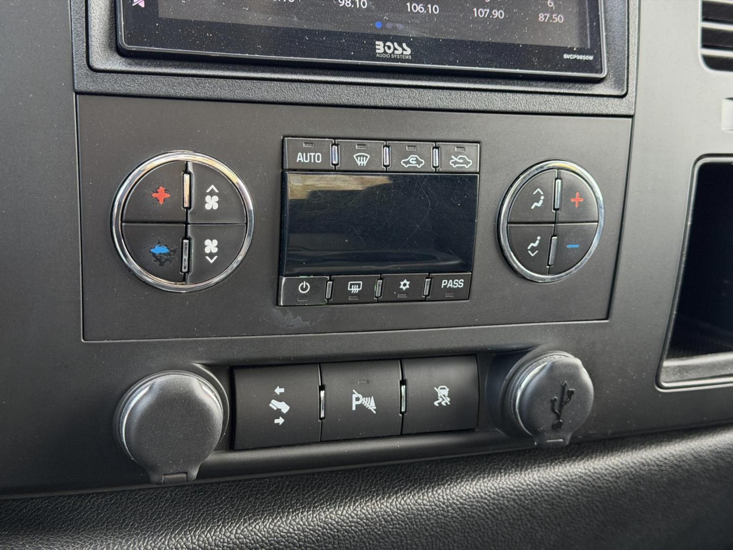 2011 GRAY /Black Chevrolet Silverado 1500 LT Crew Cab 4WD (3GCPKSE30BG) with an 5.3L V8 engine, Automatic transmission, located at 2990 Old Orchard Rd., Jackson, MO, 63755, 37.354214, -89.612106 - 2011 Chevrolet Silverado 1500 LT 189xxx miles 4x4 5.3L V8 Automatic Power Driver Seat Remote Start Cruise Power Windows/Locks/Mirrors We have financing available and we accept trades! Fill out a credit application on our website or come by today! If you have any questions, give us a call a - Photo#28