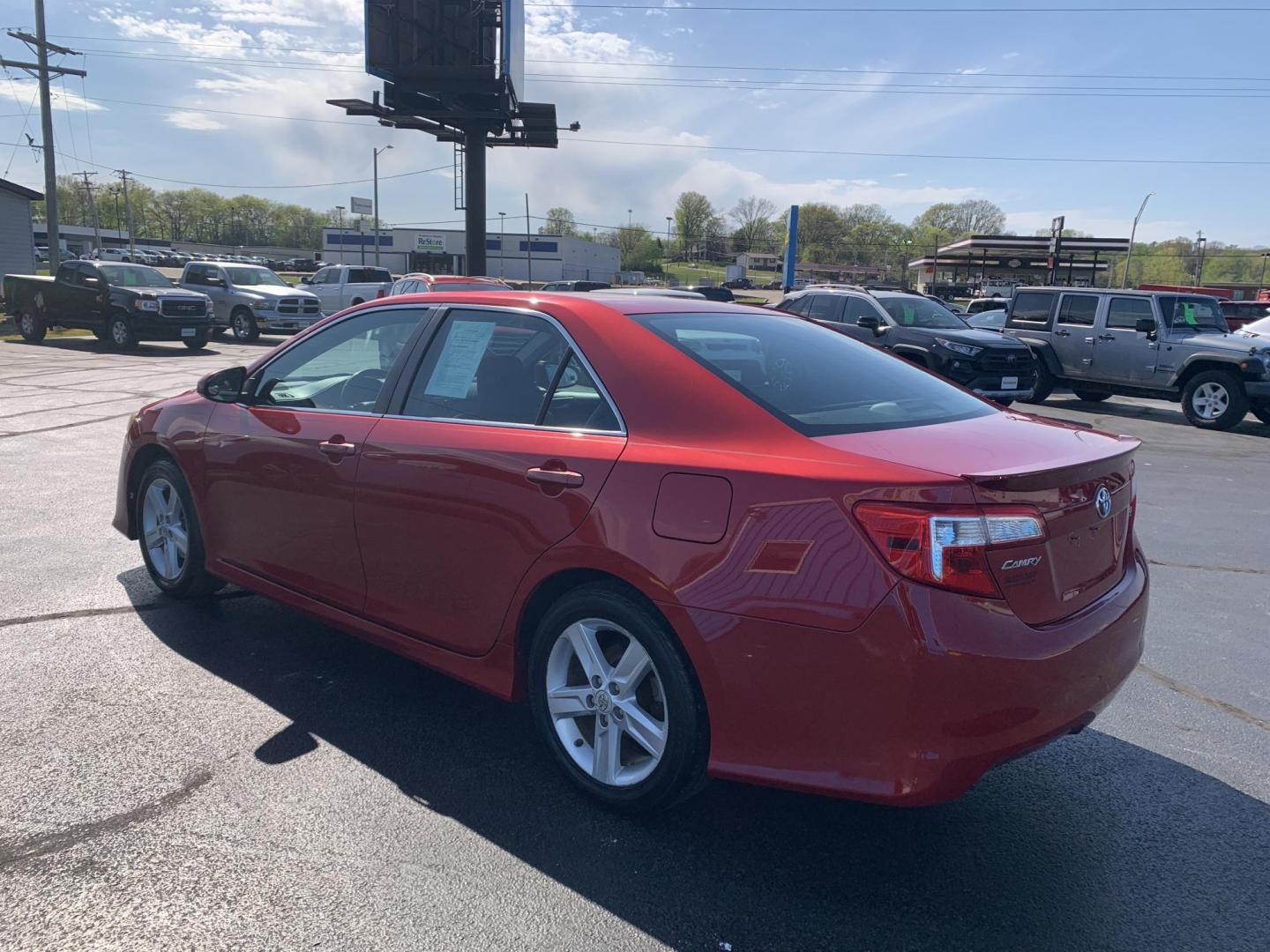 2012 RED /BLACK Toyota Camry SE (4T1BF1FK9CU) with an 2.5L L4 DOHC 16V engine, Automatic transmission, located at 506 S. Kingshighway, Cape Girardeau, MO, 63703, (573) 235-5000, 37.294991, -89.553635 - 2012 Toyota Camry SE 151,xxx miles Cruise Bluetooth USB Power Windows/Locks/Mirrors We have financing available and we accept trades! Fill out a credit application on our website or come by today! If you have any questions, give us a call at (573) 235-5000 or visit our website at firstautoc - Photo#4