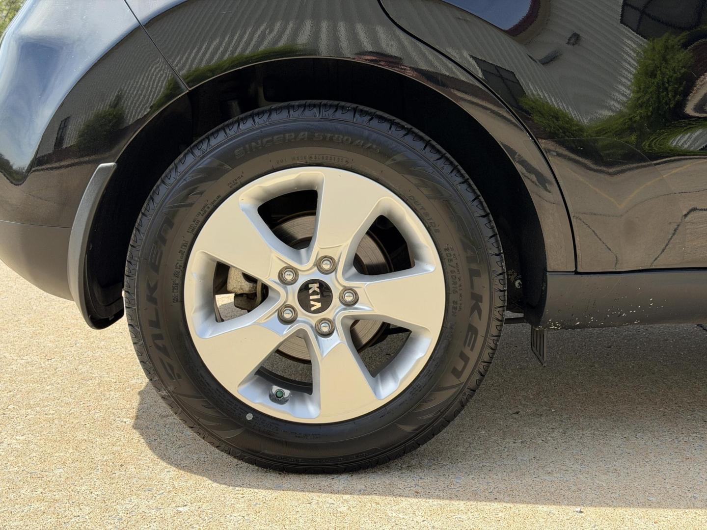 2018 BLACK /Black Kia Soul Base (KNDJN2A28J7) with an 1.6L 4 Cyl. engine, Manual transmission, located at 2990 Old Orchard Rd., Jackson, MO, 63755, 37.354214, -89.612106 - 2018 Kia Soul 66xxx miles Front Wheel Drive 1.6L 4 Cyl. 6-Speed Manual Bluetooth Cruise Power Windows/Locks/Mirrors We have financing available and we accept trades! Fill out a credit application on our website or come by today! If you have any questions, give us a call at (573) 204-7777 or - Photo#33