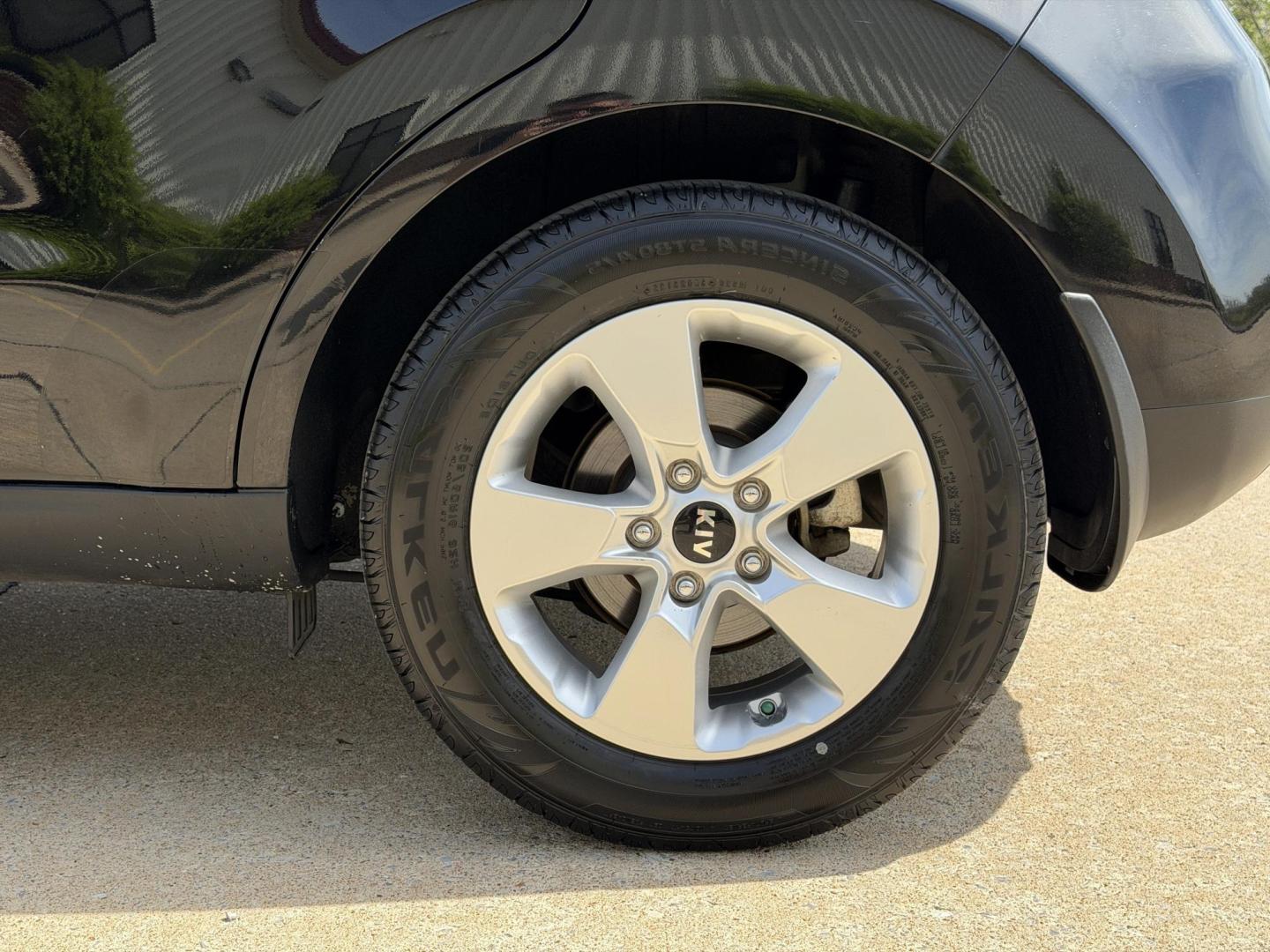 2018 BLACK /Black Kia Soul Base (KNDJN2A28J7) with an 1.6L 4 Cyl. engine, Manual transmission, located at 2990 Old Orchard Rd., Jackson, MO, 63755, 37.354214, -89.612106 - 2018 Kia Soul 66xxx miles Front Wheel Drive 1.6L 4 Cyl. 6-Speed Manual Bluetooth Cruise Power Windows/Locks/Mirrors We have financing available and we accept trades! Fill out a credit application on our website or come by today! If you have any questions, give us a call at (573) 204-7777 or - Photo#32