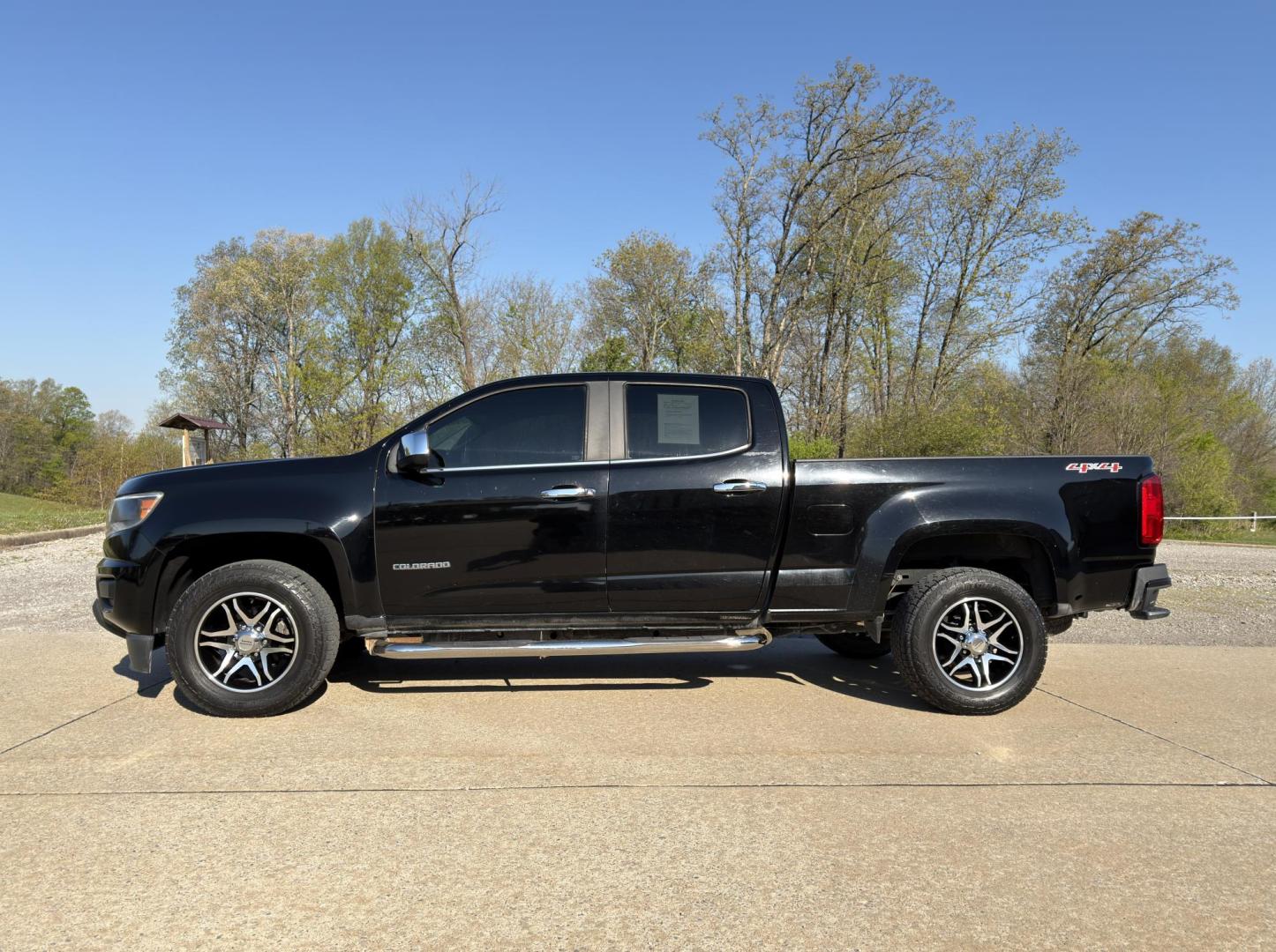 2015 BLACK /Gray Chevrolet Colorado Crew Cab 4WD Long Box (1GCGTAE38F1) with an 3.6L V6 engine, Automatic transmission, located at 2990 Old Orchard Rd., Jackson, MO, 63755, 37.354214, -89.612106 - *** SALVAGE TITLE *** 2015 Chevrolet Colorado 191xxx miles 4x4 3.6L V6 Automatic Power Driver Seat Bluetooth Cruise Power Windows/Locks/Mirrors We have financing available and we accept trades! Fill out a credit application on our website or come by today! If you have any questions, give - Photo#5