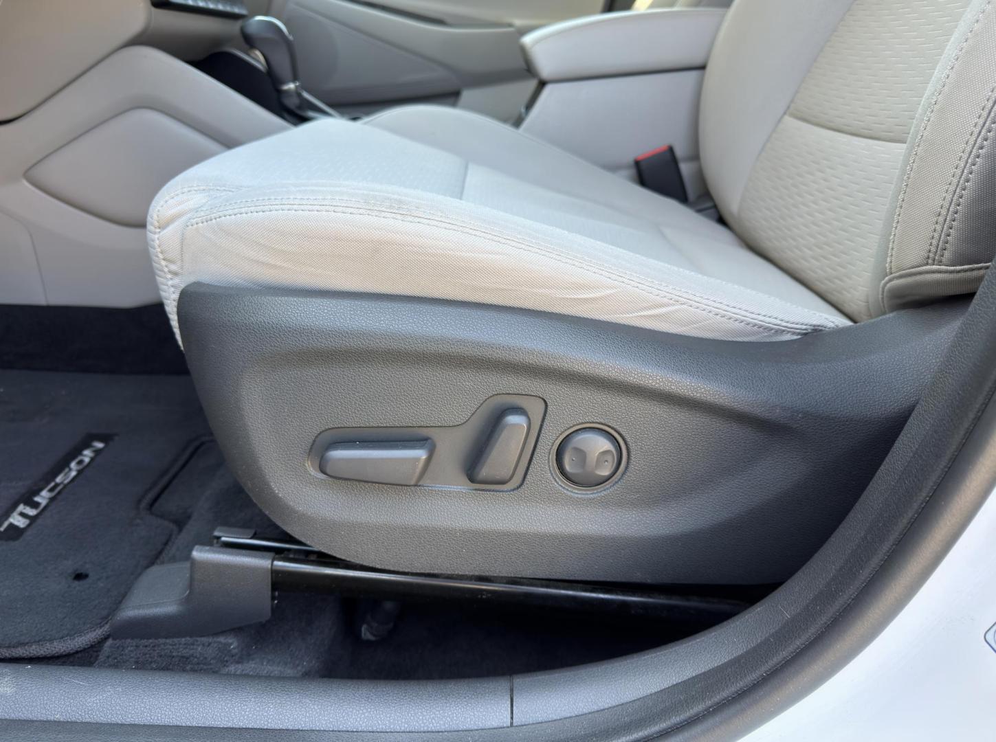 2019 WHITE /Gray Hyundai Tucson Value (KM8J33A42KU) with an 2.0L 4 Cyl. engine, Automatic transmission, located at 2990 Old Orchard Rd., Jackson, MO, 63755, 37.354214, -89.612106 - 2019 Hyundai Tucson Value 1-Owner 61xxx miles Front Wheel Drive 2.0L 4 Cyl. Automatic Backup Camera Power Driver Seat Bluetooth Cruise Power Windows/Locks/Mirrors We have financing available and we accept trades! Fill out a credit application on our website or come by today! If you have - Photo#4