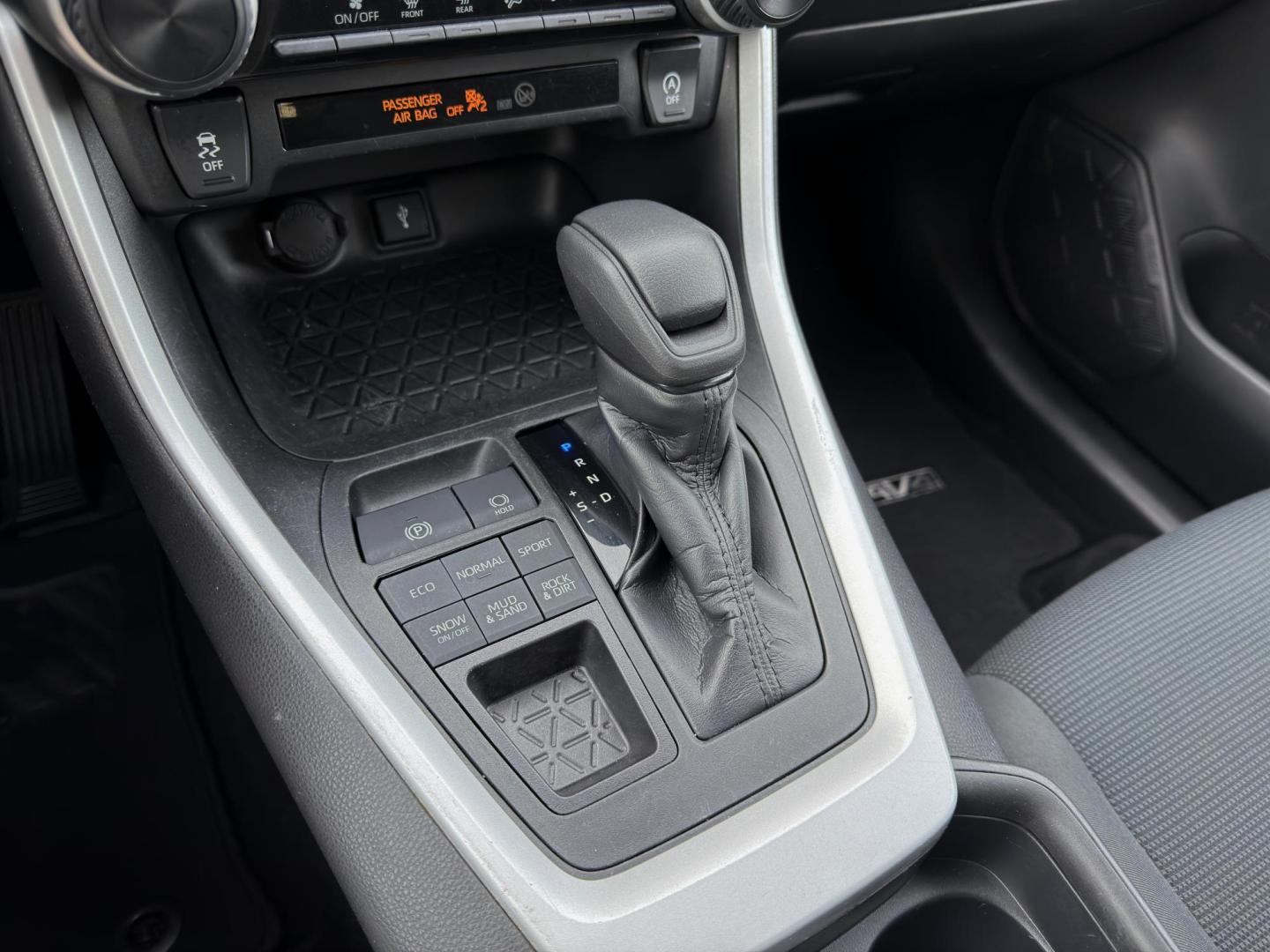 2020 WHITE /Black Toyota RAV4 LE AWD (2T3F1RFV4LC) with an 2.5L 4 Cyl. engine, Automatic transmission, located at 2990 Old Orchard Rd., Jackson, MO, 63755, 37.354214, -89.612106 - 2020 Toyota RAV4 LE 127xxx miles All Wheel Drive 2.5L 4 Cyl. Automatic Backup Camera Bluetooth Cruise Power Windows/Locks/Mirrors We have financing available and we accept trades! Fill out a credit application on our website or come by today! If you have any questions, give us a call at (5 - Photo#22