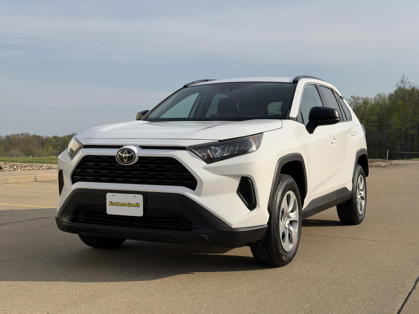 2020 WHITE /Black Toyota RAV4 LE AWD (2T3F1RFV4LC) with an 2.5L 4 Cyl. engine, Automatic transmission, located at 2990 Old Orchard Rd., Jackson, MO, 63755, 37.354214, -89.612106 - 2020 Toyota RAV4 LE 127xxx miles All Wheel Drive 2.5L 4 Cyl. Automatic Backup Camera Bluetooth Cruise Power Windows/Locks/Mirrors We have financing available and we accept trades! Fill out a credit application on our website or come by today! If you have any questions, give us a call at (5 - Photo#3