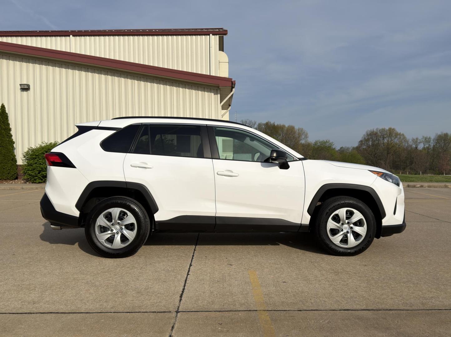 2020 WHITE /Black Toyota RAV4 LE AWD (2T3F1RFV4LC) with an 2.5L 4 Cyl. engine, Automatic transmission, located at 2990 Old Orchard Rd., Jackson, MO, 63755, 37.354214, -89.612106 - 2020 Toyota RAV4 LE 127xxx miles All Wheel Drive 2.5L 4 Cyl. Automatic Backup Camera Bluetooth Cruise Power Windows/Locks/Mirrors We have financing available and we accept trades! Fill out a credit application on our website or come by today! If you have any questions, give us a call at (5 - Photo#5