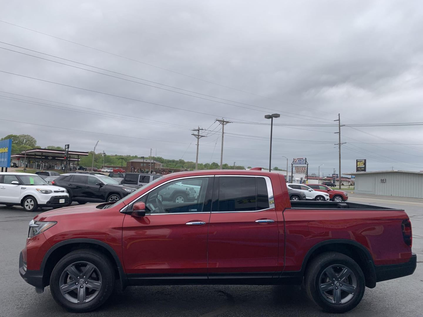 2022 RED /BLACK Honda Ridgeline RTL-E AWD (5FPYK3F71NB) with an 3.5L V6 SOHC 24V engine, Automatic transmission, located at 506 S. Kingshighway, Cape Girardeau, MO, 63703, (573) 235-5000, 37.294991, -89.553635 - 2022 Honda Ridgeline RTL-E AWD 69,xxx miles Adaptive Cruise Lane Departure Warning All Wheel Drive Power Seats Heated Seats Leather Seats Sunroof We have financing available and we accept trades! Fill out a credit application on our website or come by today! If you have any questions, gi - Photo#4