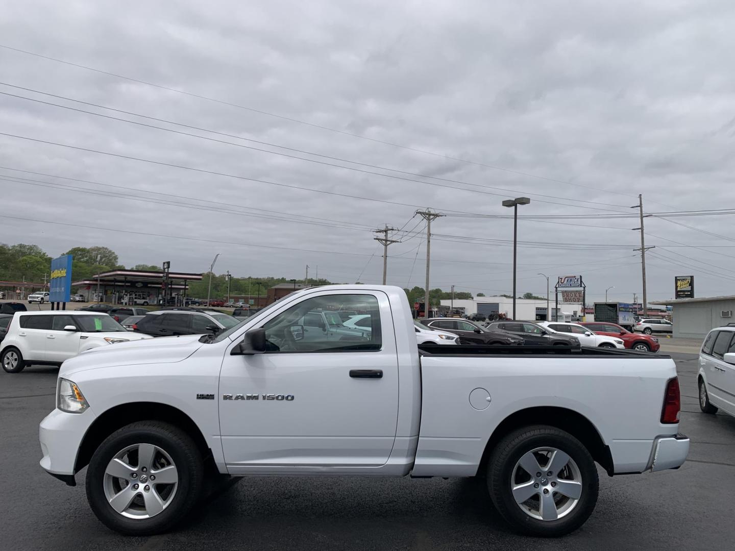 2012 WHITE /BLACK Dodge Ram 1500 ST SWB 4WD (3C6JD7AT3CG) with an 5.7L V8 OHV 16V engine, Automatic transmission, located at 506 S. Kingshighway, Cape Girardeau, MO, 63703, (573) 235-5000, 37.294991, -89.553635 - 2012 Dodge Ram 1500 ST SWB 4WD 140,xxx miles Hemi Motor 4WD Cruise Bluetooth Power Windows/Locks/Mirrors We have financing available and we accept trades! Fill out a credit application on our website or come by today! If you have any questions, give us a call at (573) 235-5000 or visit our - Photo#4