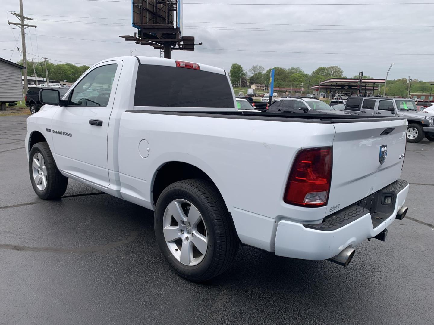 2012 WHITE /BLACK Dodge Ram 1500 ST SWB 4WD (3C6JD7AT3CG) with an 5.7L V8 OHV 16V engine, Automatic transmission, located at 506 S. Kingshighway, Cape Girardeau, MO, 63703, (573) 235-5000, 37.294991, -89.553635 - 2012 Dodge Ram 1500 ST SWB 4WD 140,xxx miles Hemi Motor 4WD Cruise Bluetooth Power Windows/Locks/Mirrors We have financing available and we accept trades! Fill out a credit application on our website or come by today! If you have any questions, give us a call at (573) 235-5000 or visit our - Photo#5