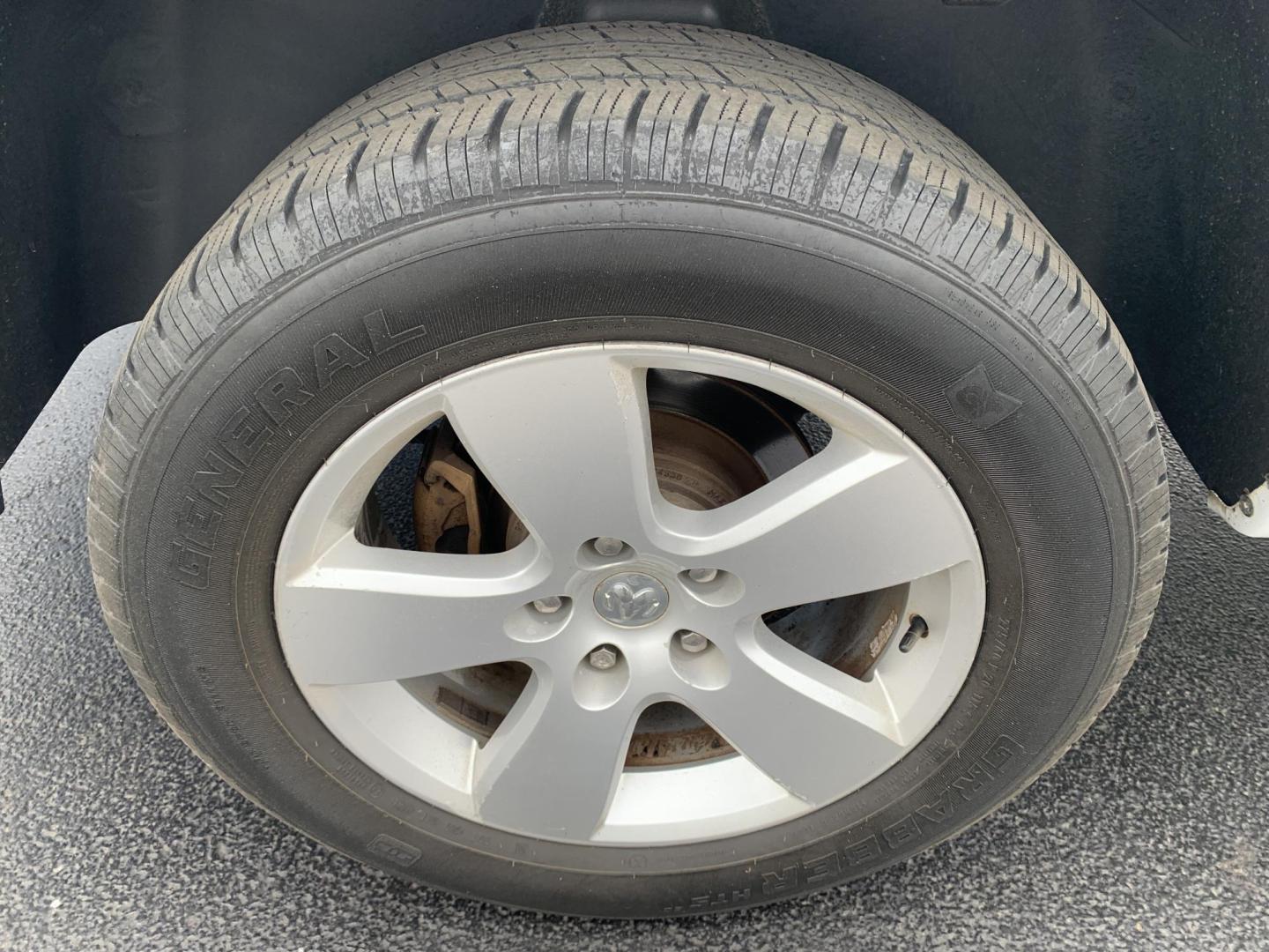 2012 WHITE /BLACK Dodge Ram 1500 ST SWB 4WD (3C6JD7AT3CG) with an 5.7L V8 OHV 16V engine, Automatic transmission, located at 506 S. Kingshighway, Cape Girardeau, MO, 63703, (573) 235-5000, 37.294991, -89.553635 - 2012 Dodge Ram 1500 ST SWB 4WD 140,xxx miles Hemi Motor 4WD Cruise Bluetooth Power Windows/Locks/Mirrors We have financing available and we accept trades! Fill out a credit application on our website or come by today! If you have any questions, give us a call at (573) 235-5000 or visit our - Photo#25